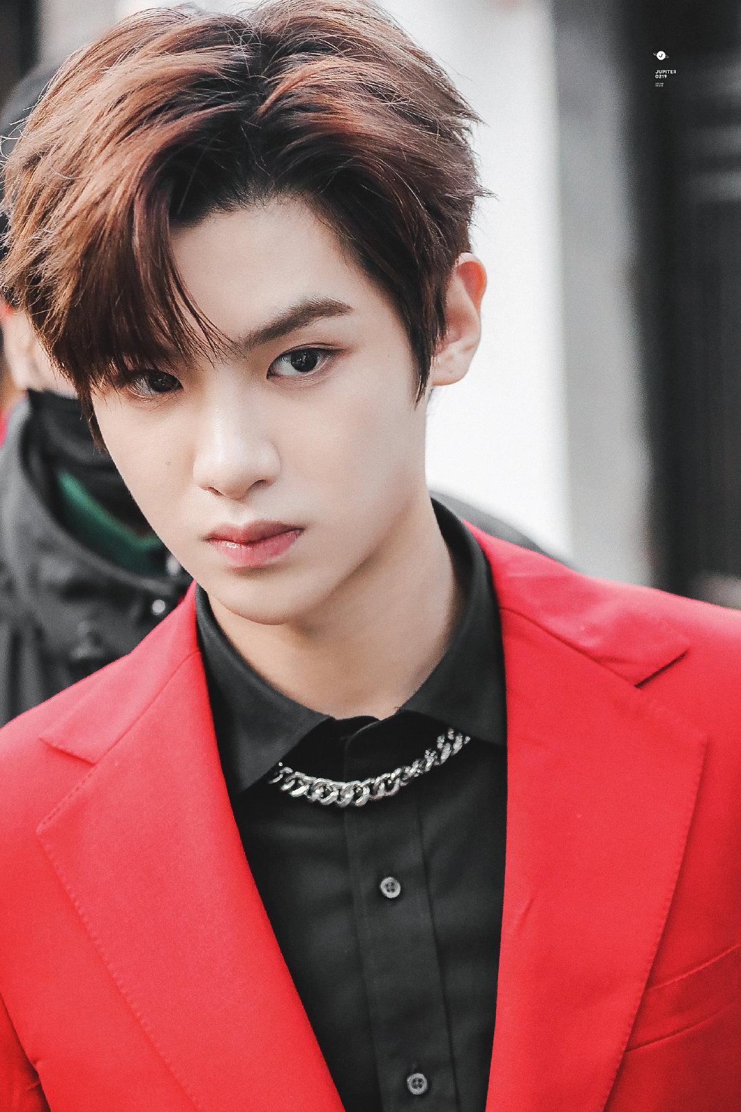 黄明昊路透出来,红西装帅小伙飒到我了,奶娃娃变成霸道总裁了