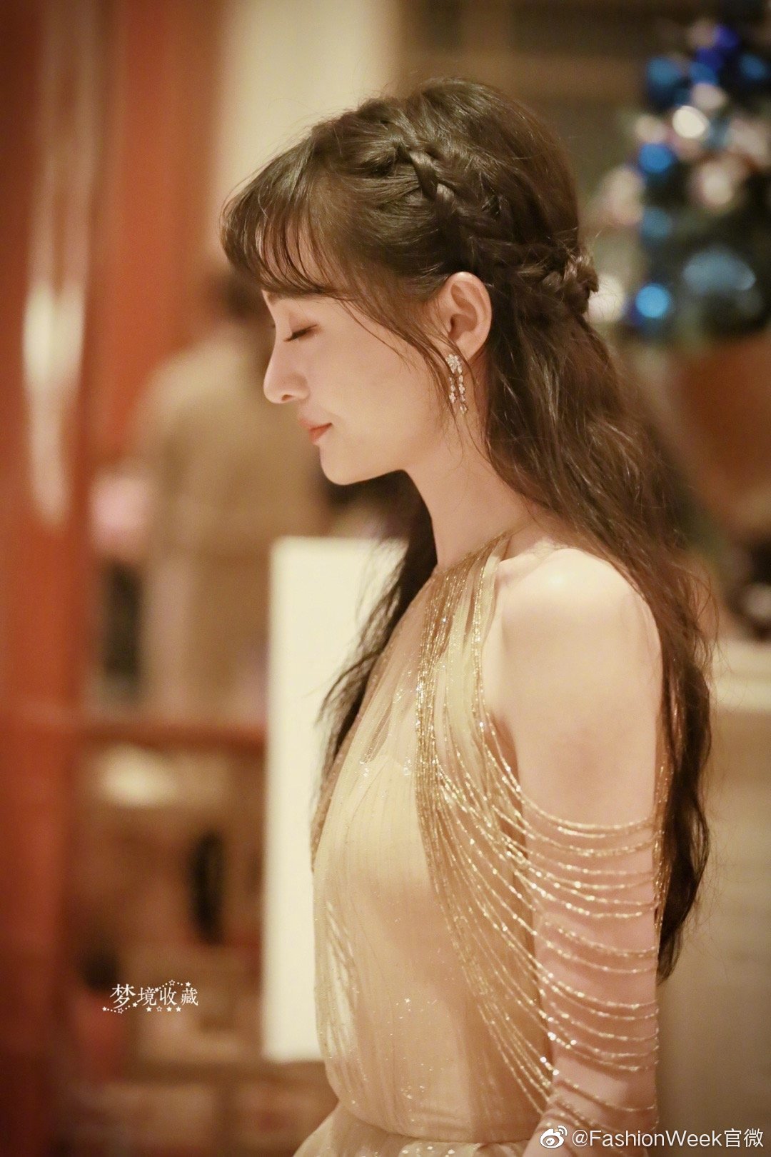 郑爽|出席搜狐时尚盛典红毯,身穿金色露肩裙复古闪耀