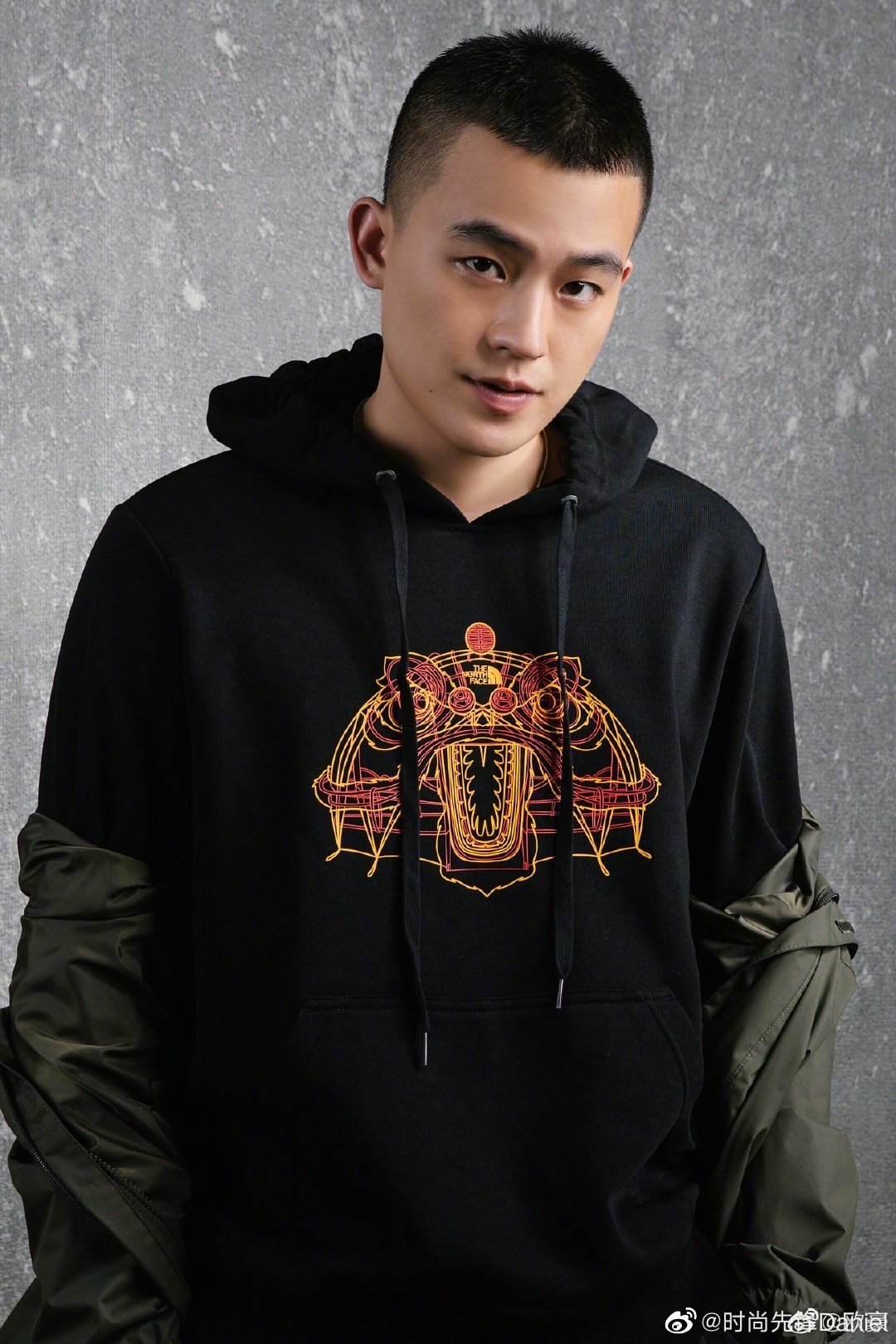 欧豪的长相非常硬朗帅气,有着独特的痞帅鲜肉型男的气质