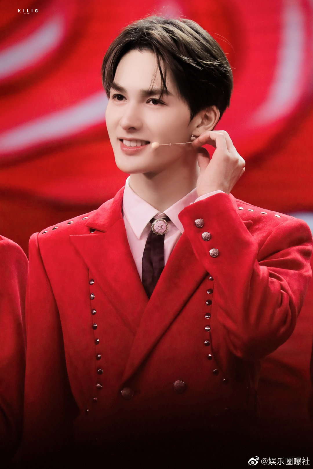 朱正廷浙江卫视春晚演唱《一路同行》,红流苏闪钻红色西装惊艳亮相