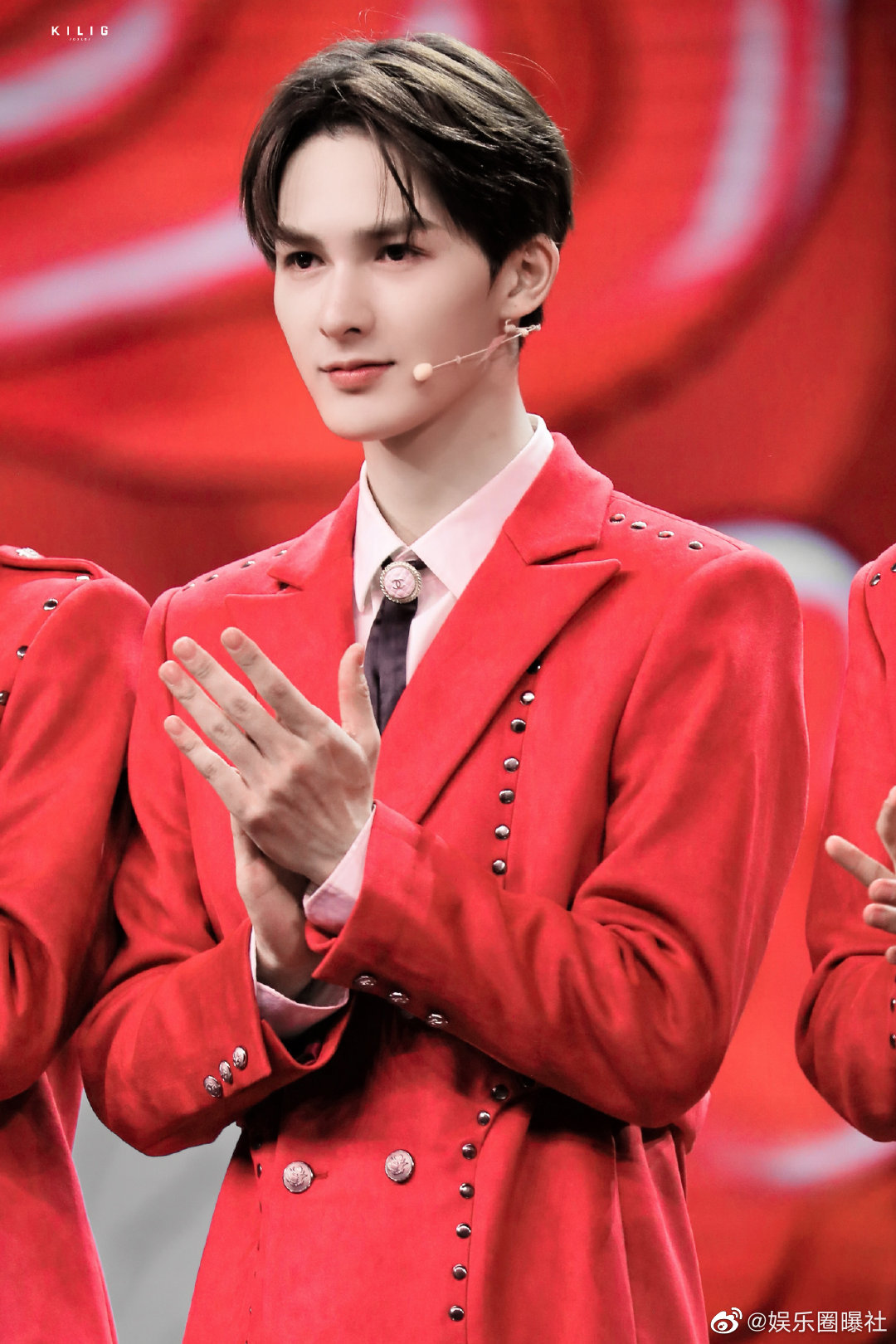 朱正廷浙江卫视春晚演唱《一路同行》,红流苏闪钻红色西装惊艳亮相