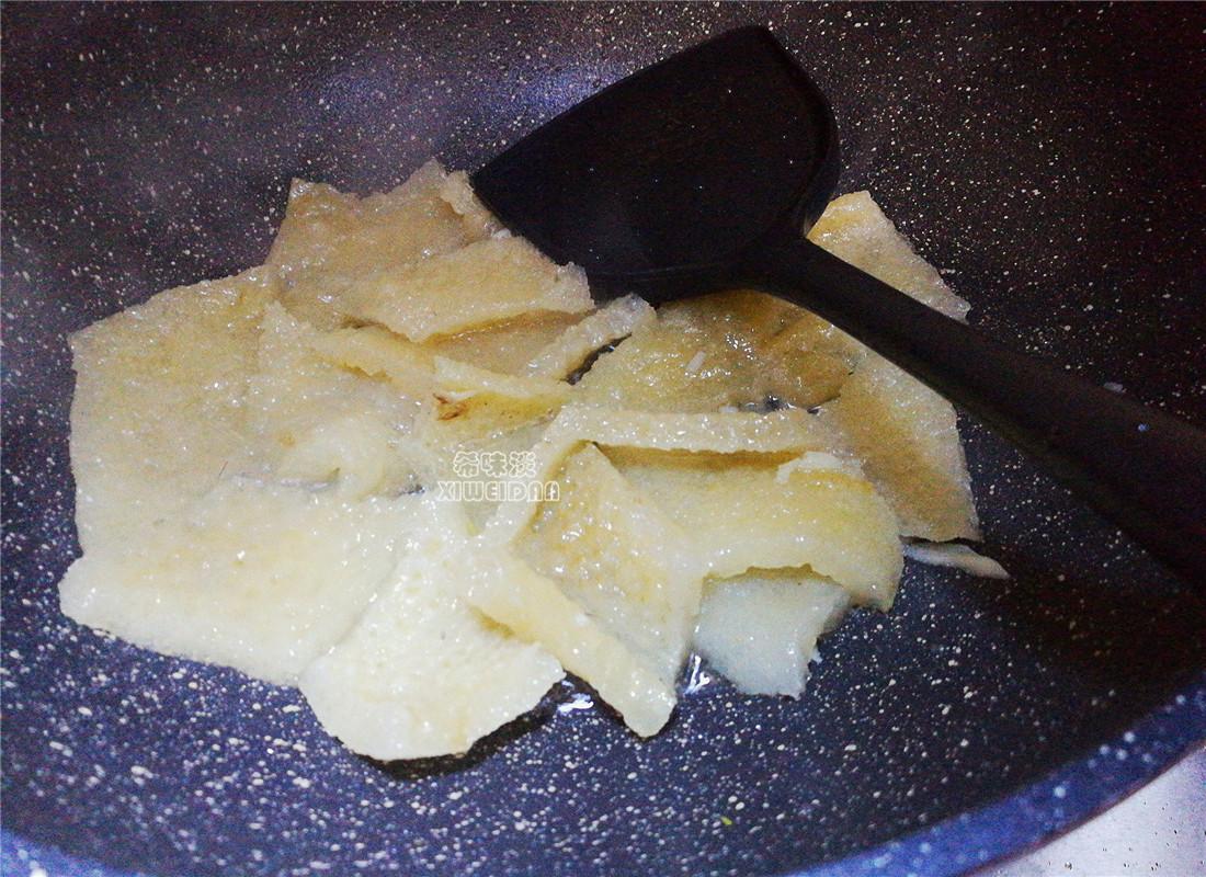 2.这里注意哦,要把肉皮膏提早浸泡软沥干,再下肉皮膏翻炒