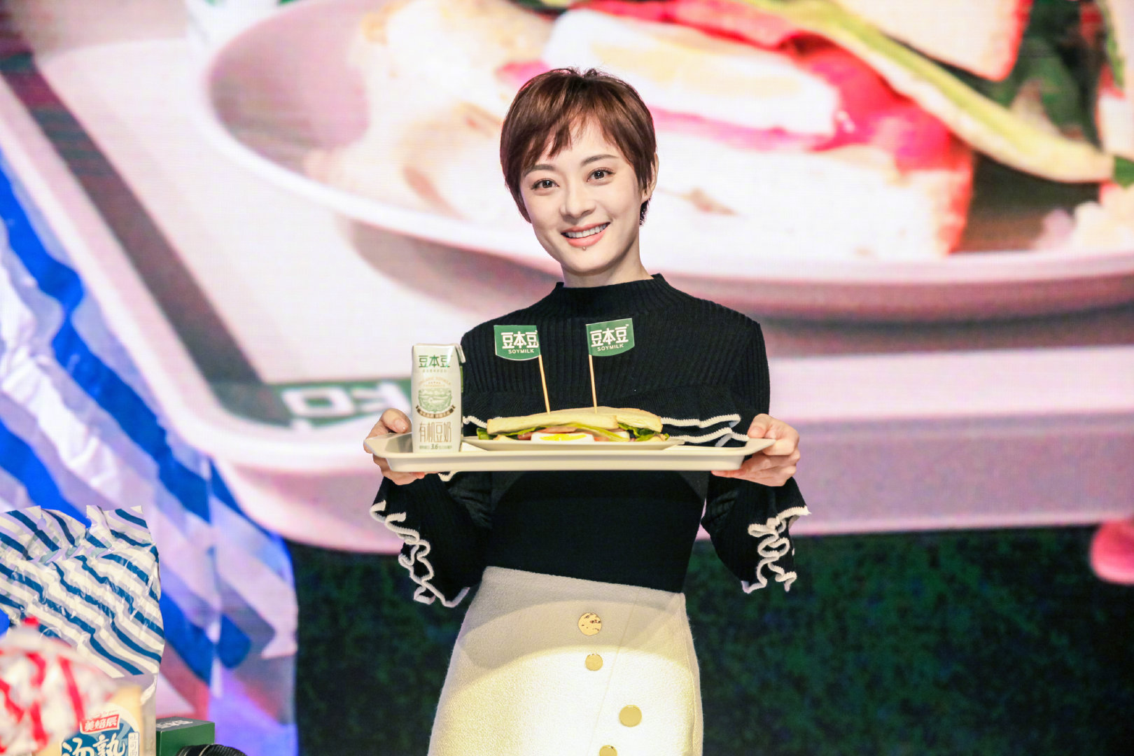 12月16日豆本豆携手代言人孙俪一起走进上海复旦视觉艺术学院