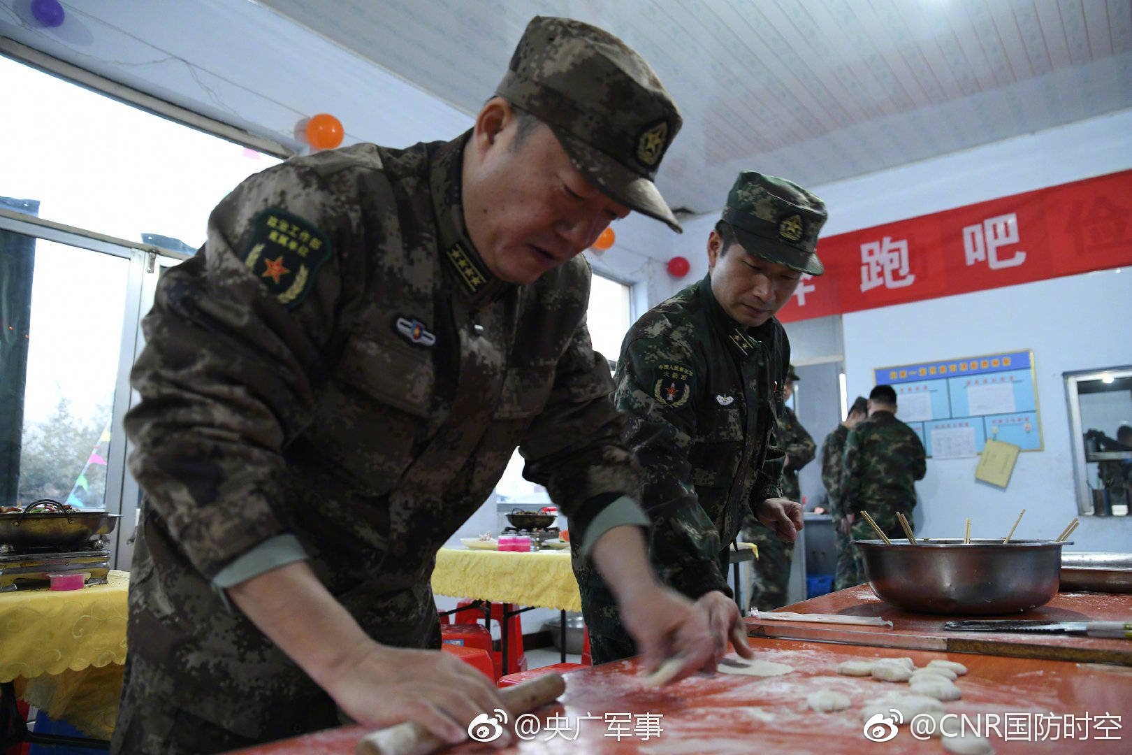 央广记者火箭军工程兵部队里过大年