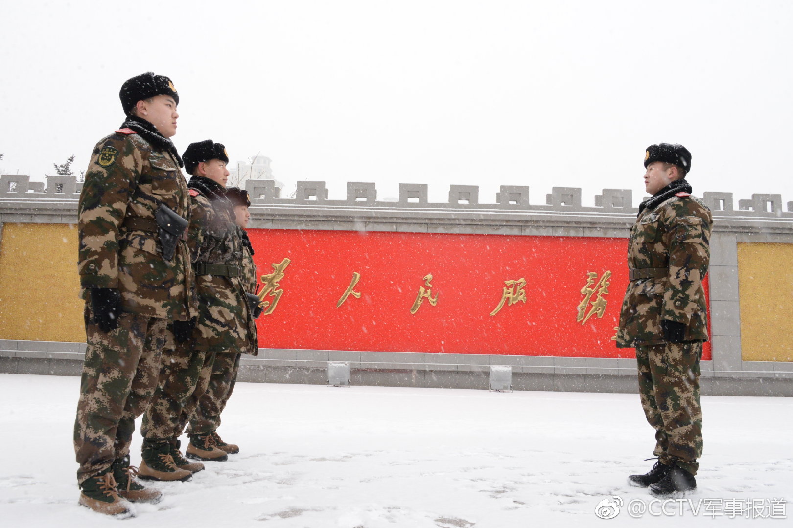 武警辽宁总队沈阳支队及时调整勤务部署,加强安全防范,及时清理积雪