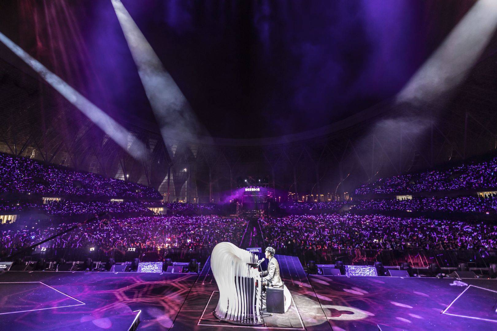 因为信念里有曙光所以一次又一次勇敢上场因为有雄风破浪的勇气