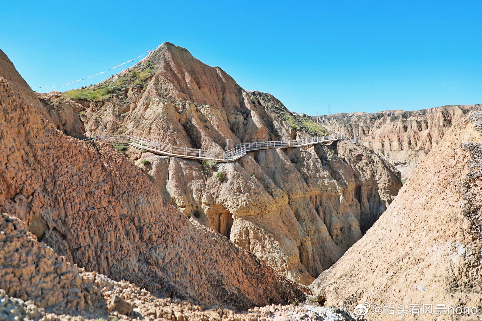 青海龙羊峡土林地质公园碧水蓝天加之独特的水蚀地貌