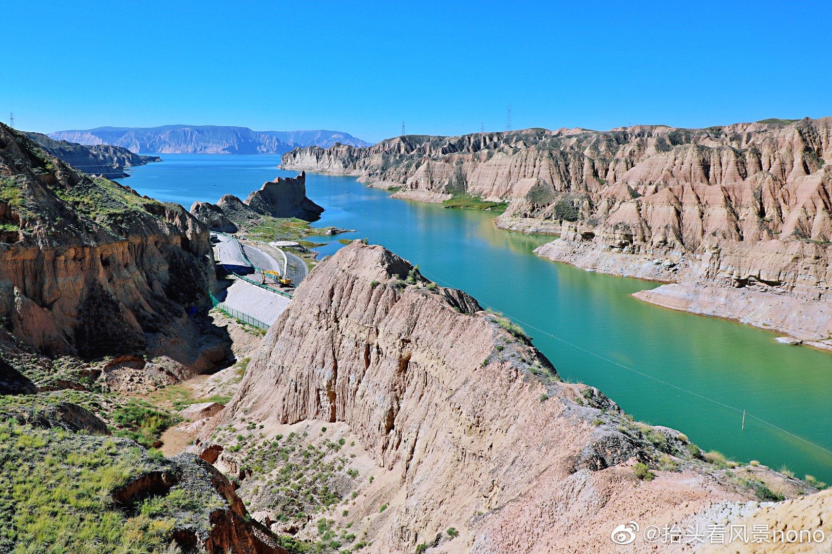 青海龙羊峡土林地质公园碧水蓝天加之独特的水蚀地貌