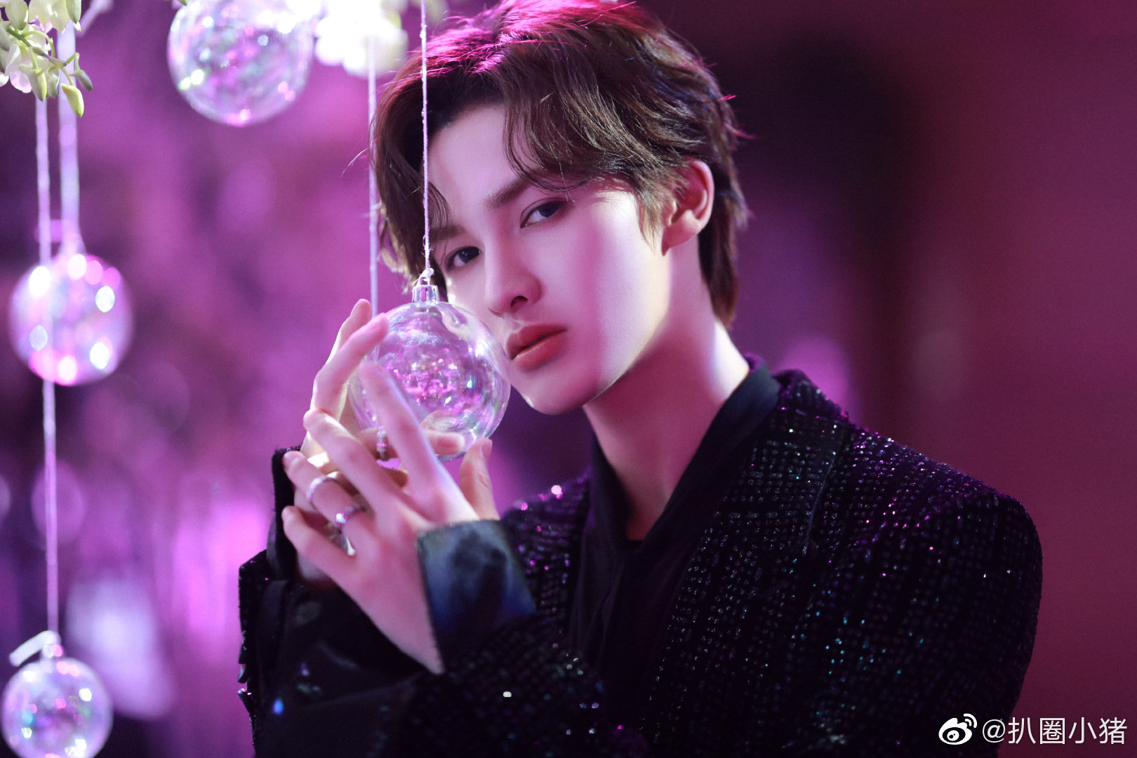 朱正廷身着满天星西装出席cosmo时尚盛典,整体黑色系搭配低调十足