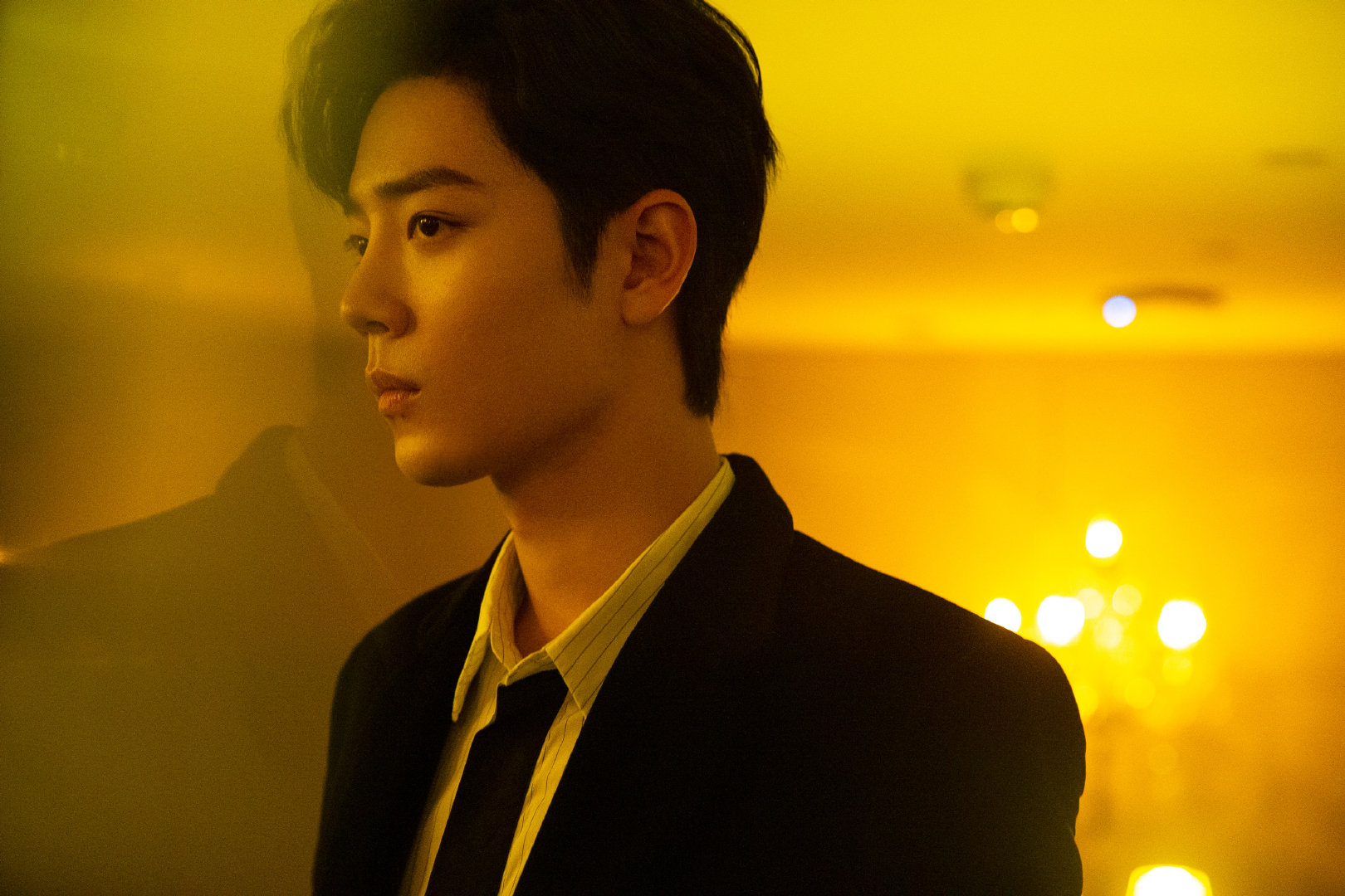 肖战花絮新图! 这不就是霸道总裁爱上我系列吗