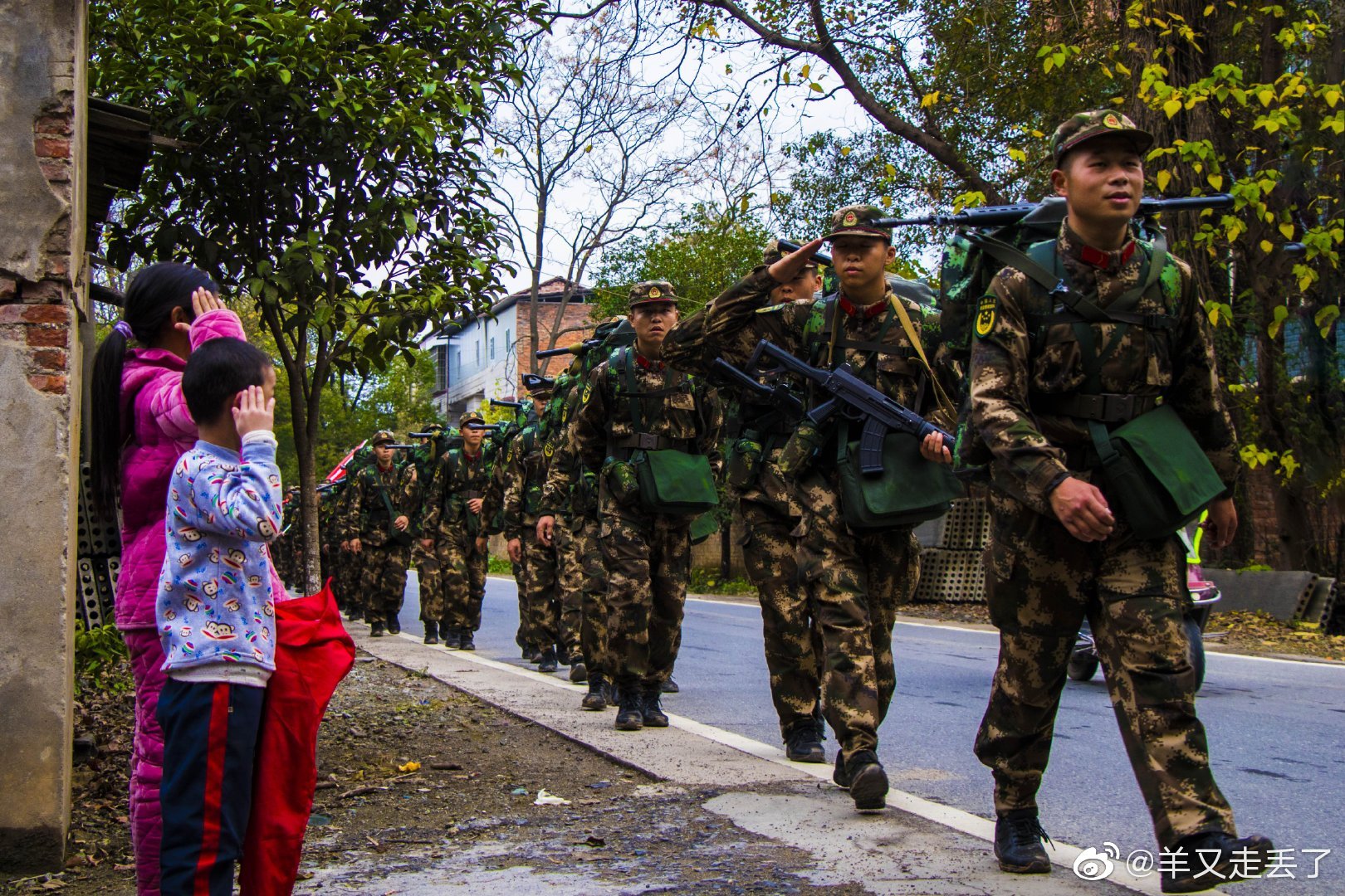 暖暖的!拉练途中萌娃向兵哥哥敬礼