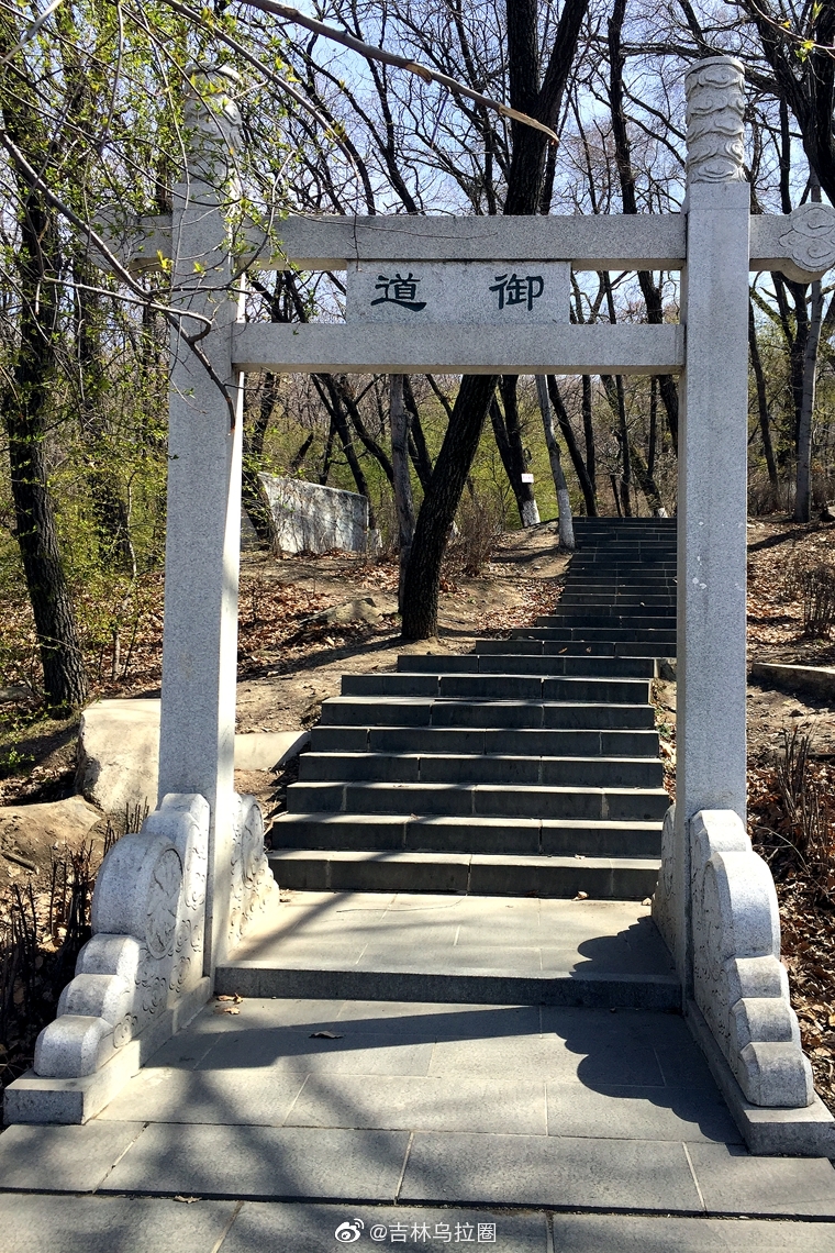 吉林市龙潭山公园位于吉林市东部,依龙潭山而建