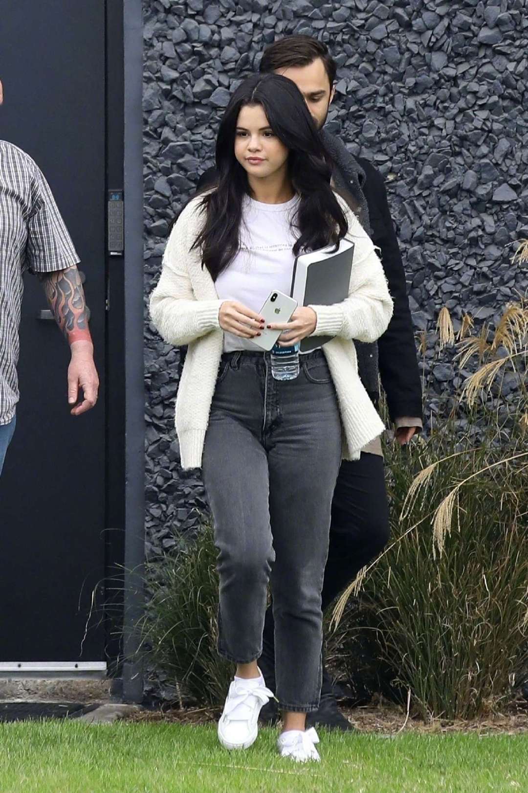 当地时间12月23日,selena gomez 在洛杉矶外出午餐的街拍
