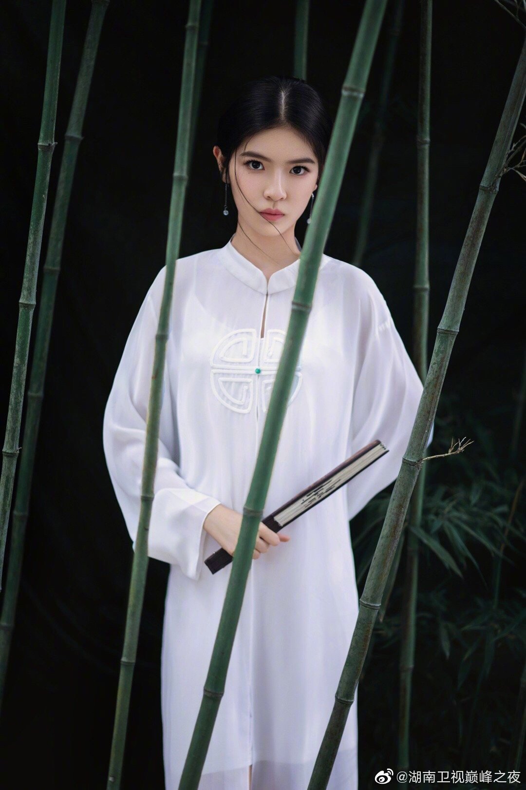 国风美少女陈依妙着装很漂亮在加上演奏的画面