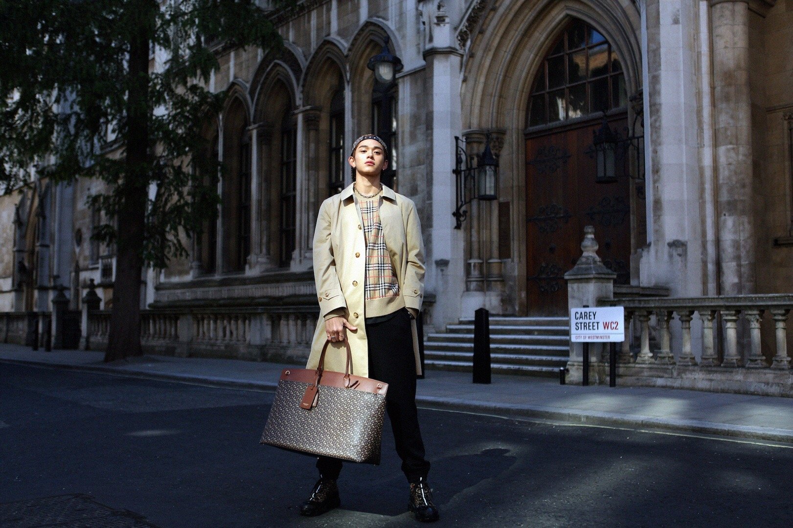 威神v_黄旭熙_lucas 身着@burberry 探寻伦敦街景