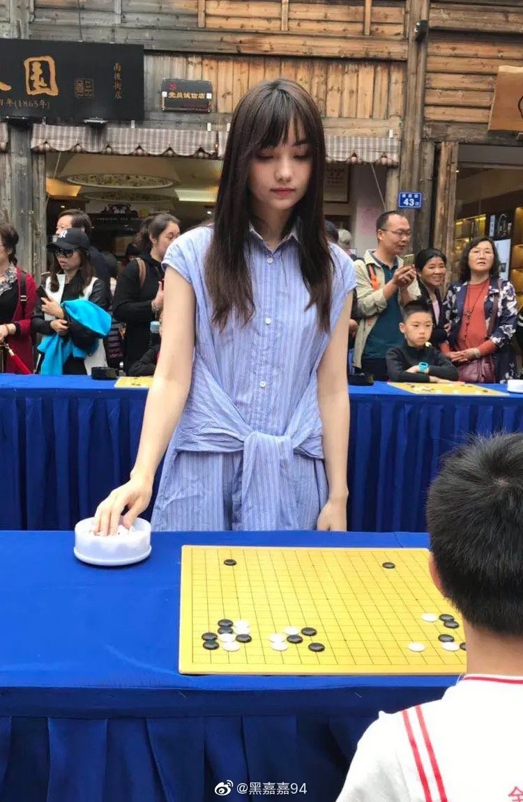 七段黑嘉嘉 这颜就能让对面男棋手分心一秒钟