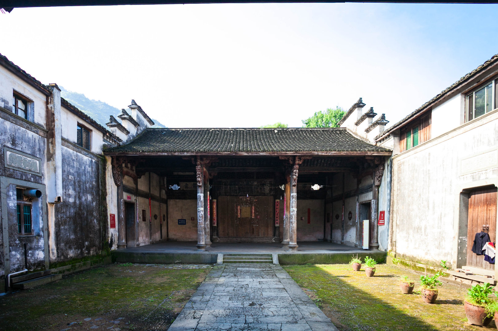 千柱屋,又名斯盛居,位于诸暨市东白湖镇斯宅村,建于清代嘉庆年间