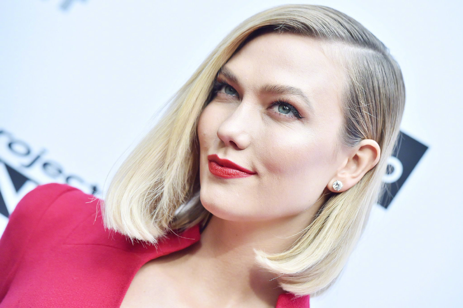 karlie kloss一身olivier theyskens大红裙亮相, 短发红唇, 超模魅力