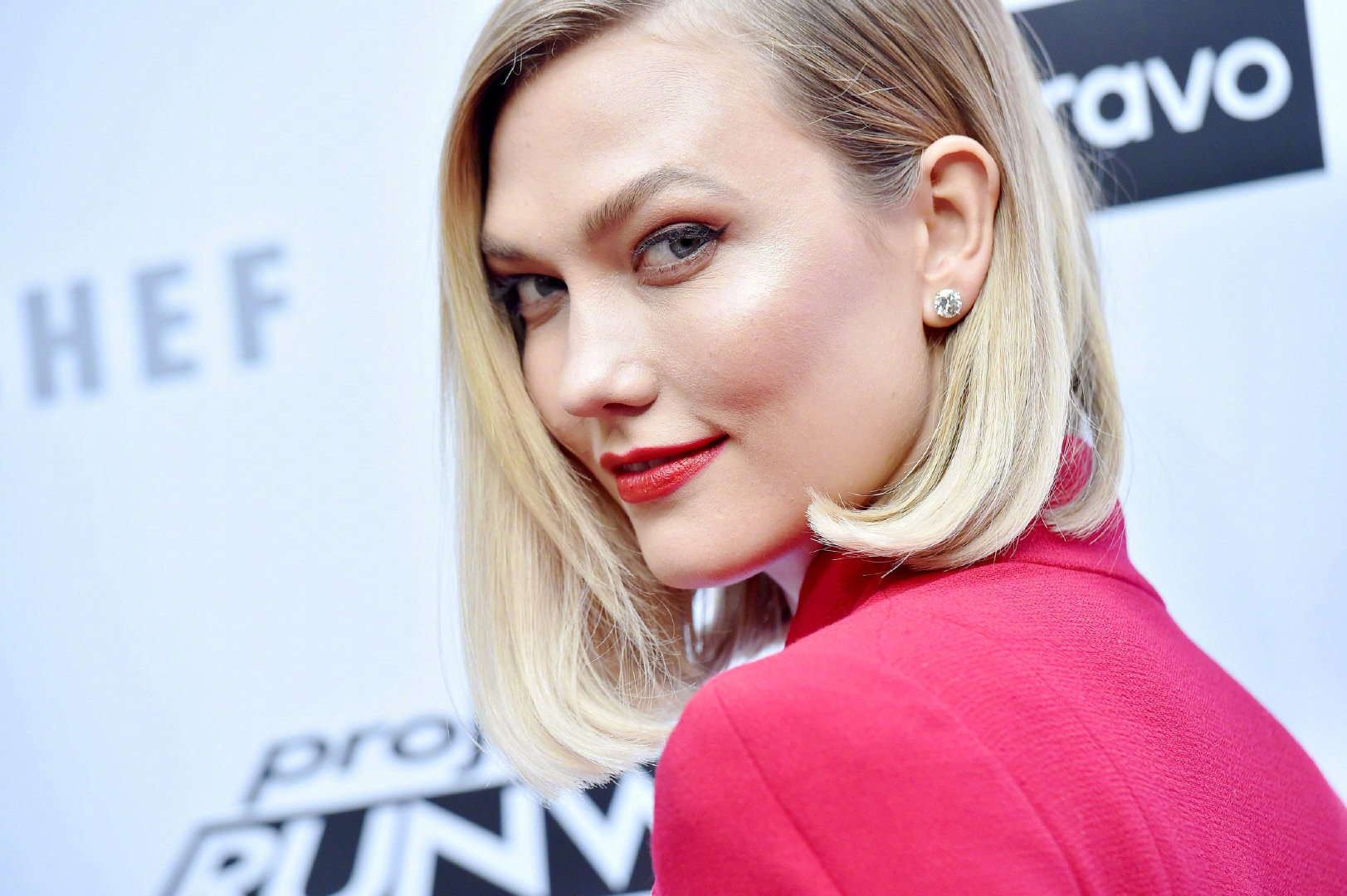 karlie kloss一身olivier theyskens大红裙亮相, 短发红唇, 超模魅力