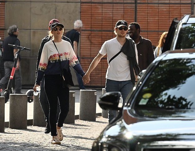 霉霉taylor swift和男友joe alwyn牵手漫步巴黎被拍