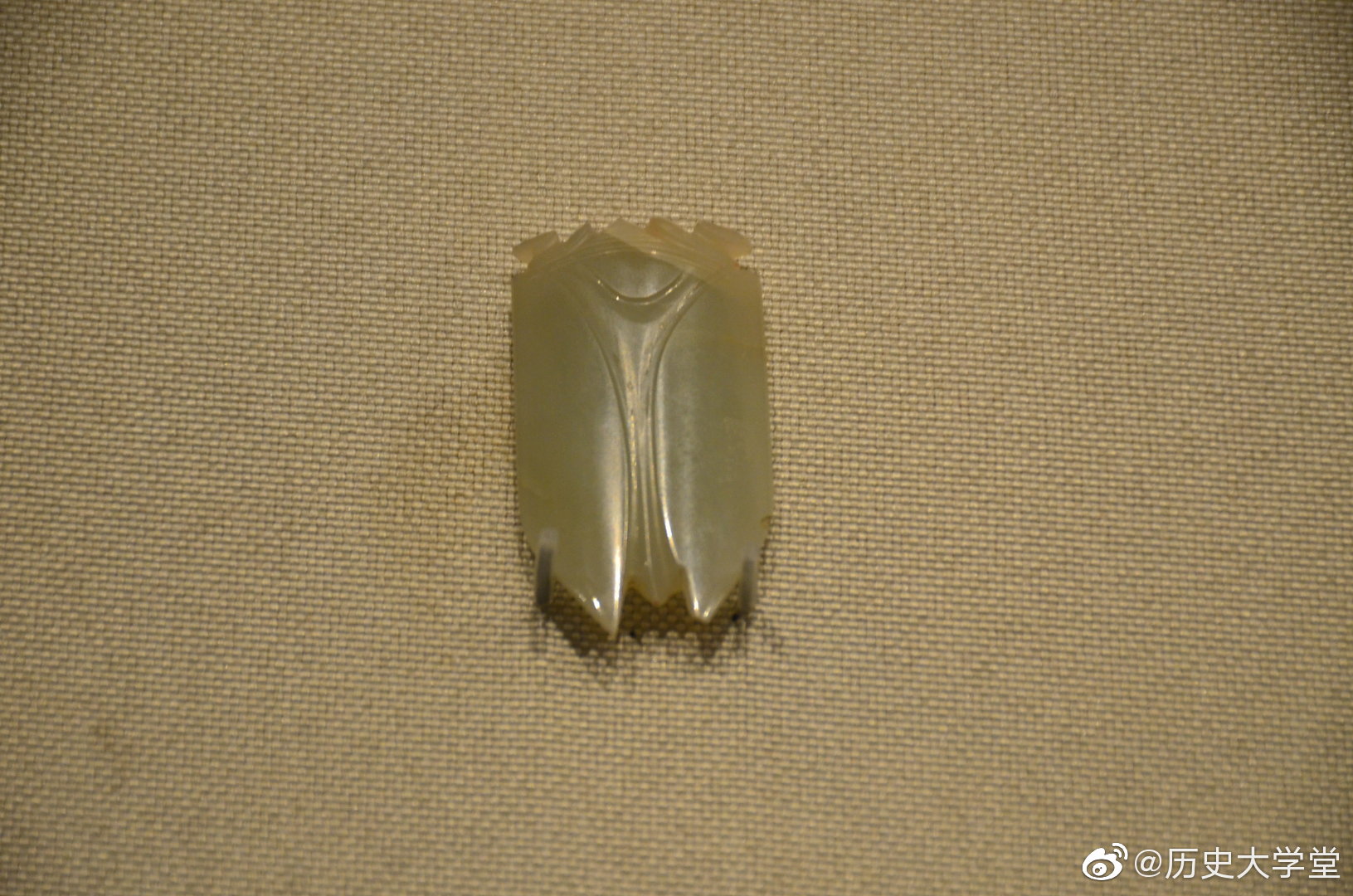 这是一个西汉的蝉形玉唅是古代死者含在口中的葬玉