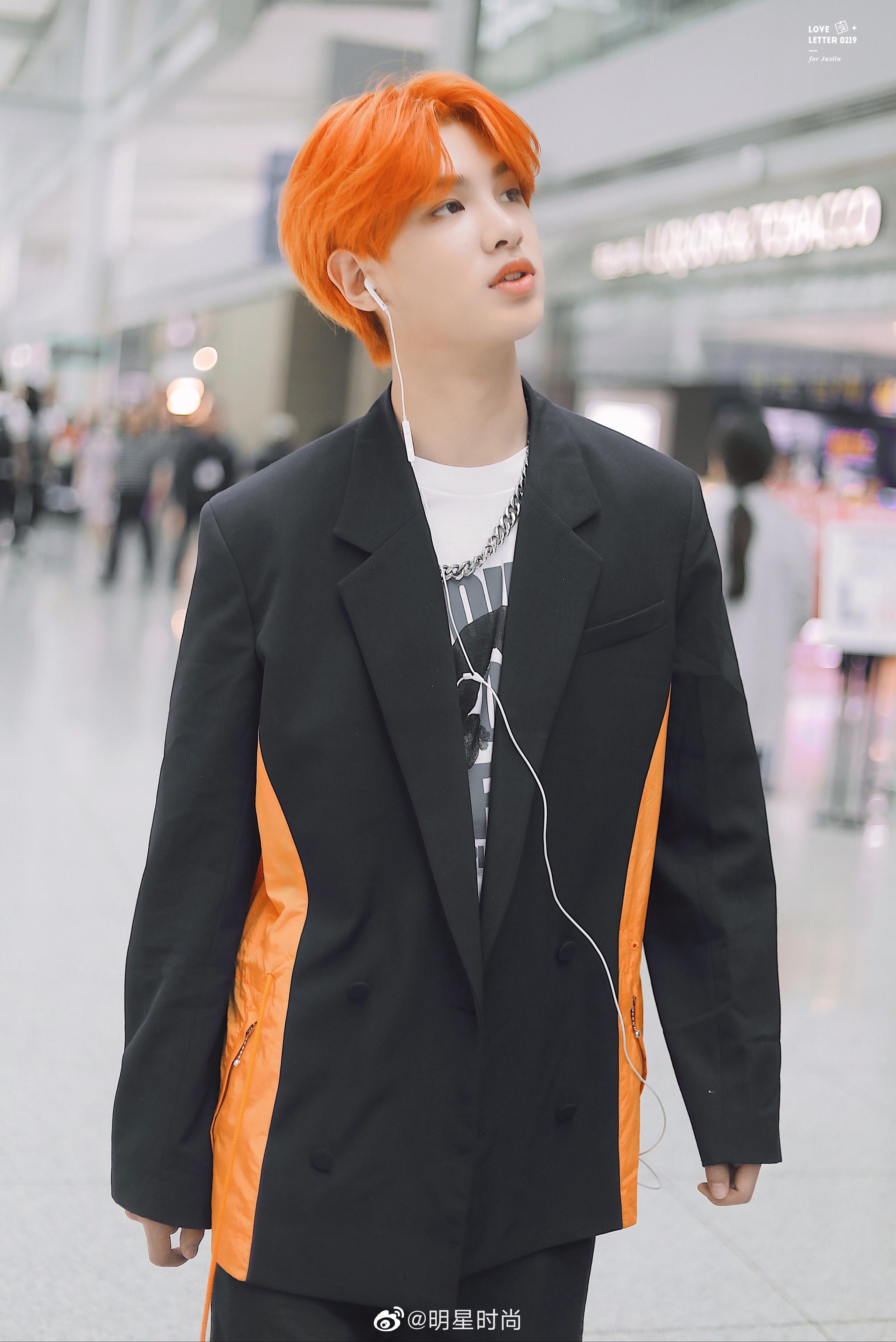 5月26日,黄明昊现身首尔机场,小哥哥发色和衣服颜色互相呼应|小哥哥