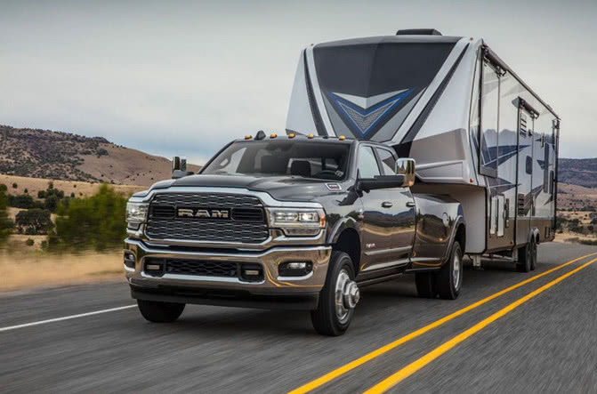 这才是皮卡中的老大,动力超过猛禽!当半挂车用也没压力