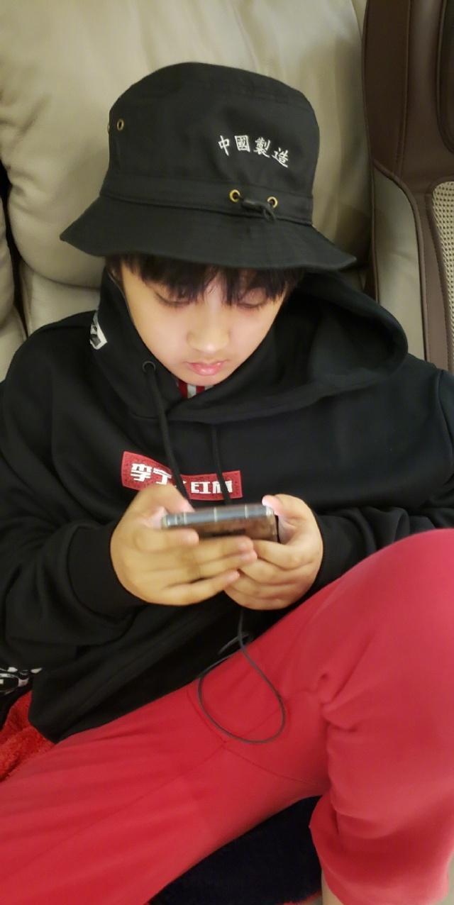 57岁吴镇宇晒儿子新照费曼浑身着装都是国货爱国小青年好可爱