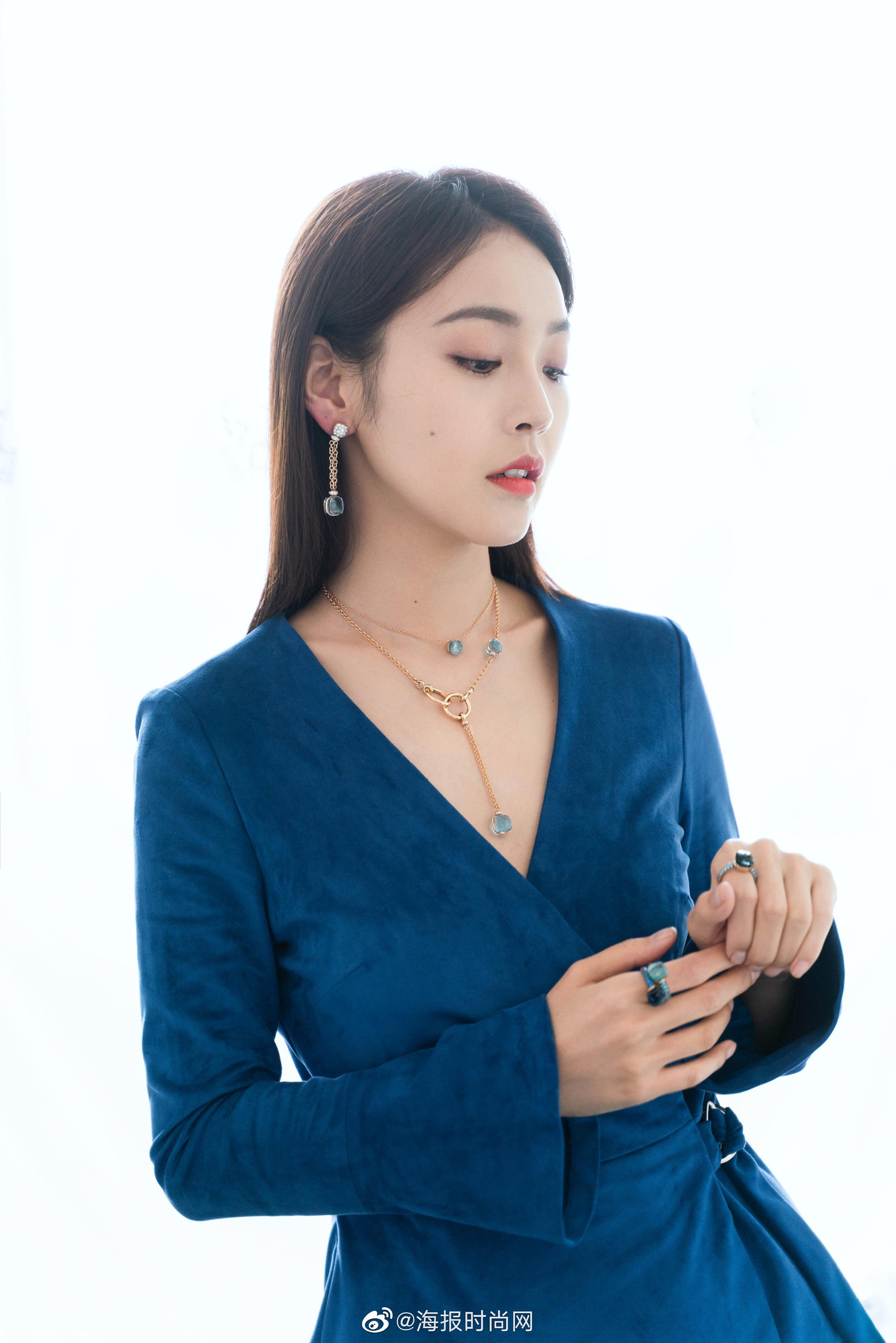 张佳宁身穿蓝色长袖连体裤,搭配一字绑带蓝色高跟凉鞋