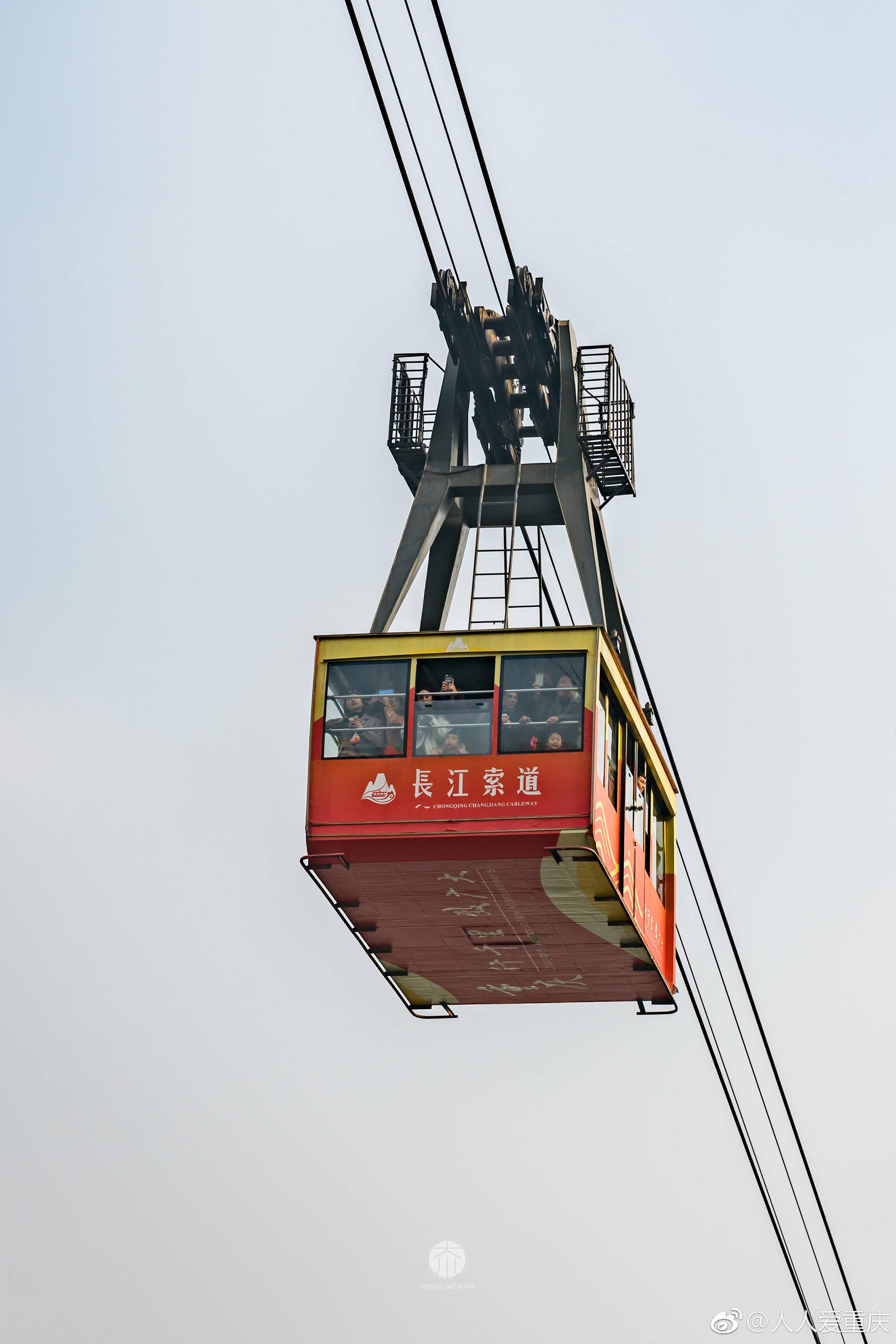 阳光透过雾蒙蒙的天,为冬天的重庆带来一丝温暖,南山脚下