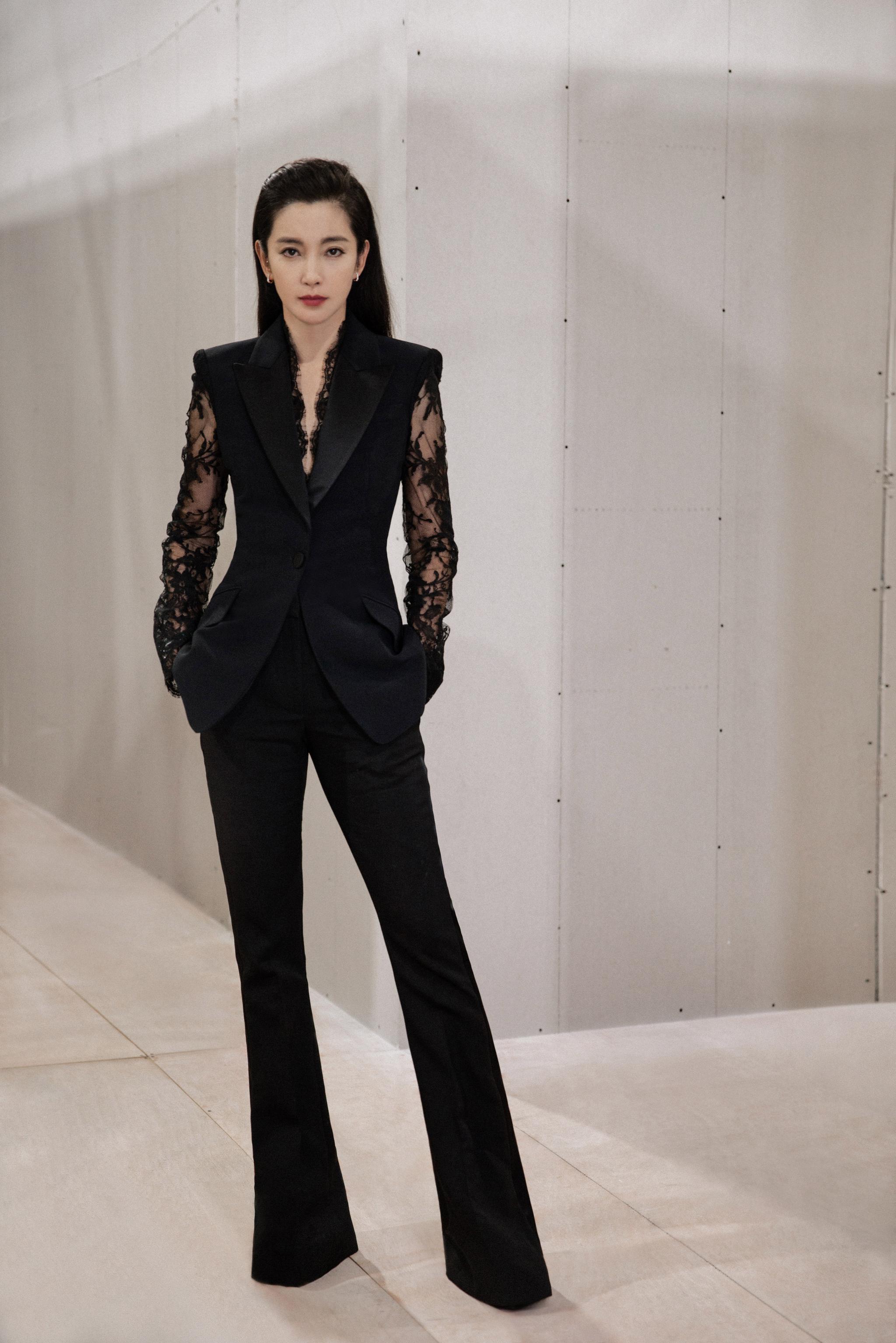 舞台大幕正式拉开,老大@李冰冰 一身黑色西服气场slay