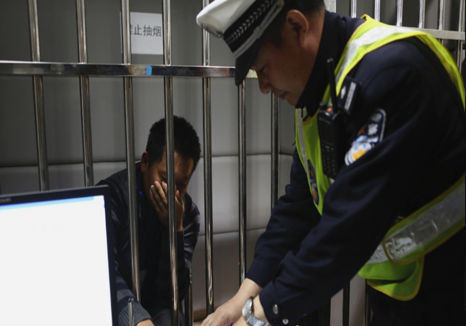 男子酒驾被抓在拘留室脱衣练功夫大吼拳打少林脚踢武当