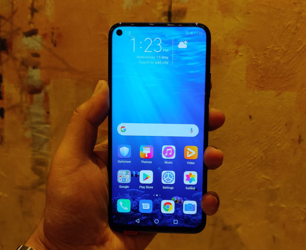 荣耀20pro相比科技标杆v20升级点不多真机看起来较厚