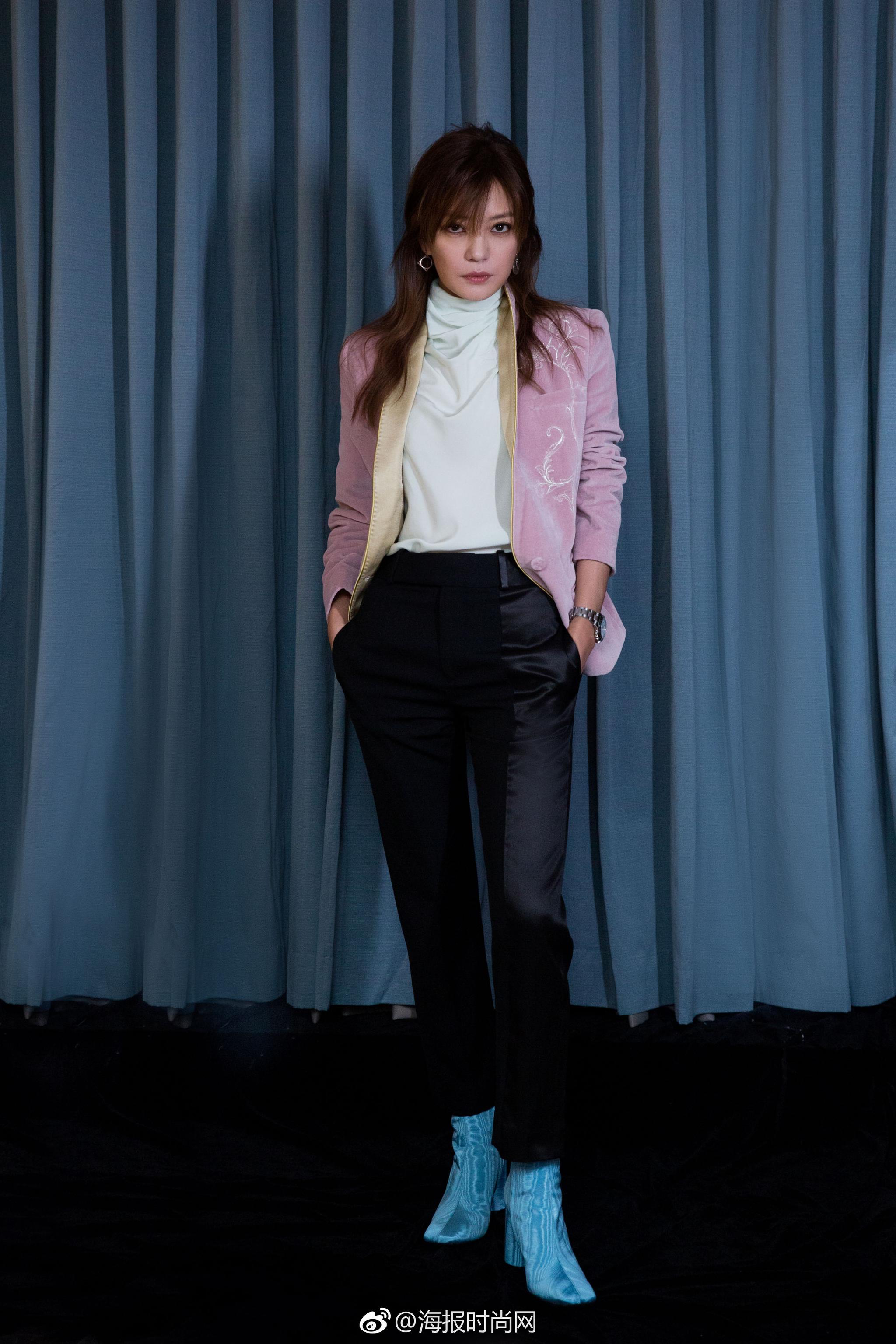 一身西装造型出席活动,粉色西装外套搭配黑色长裤简洁干练