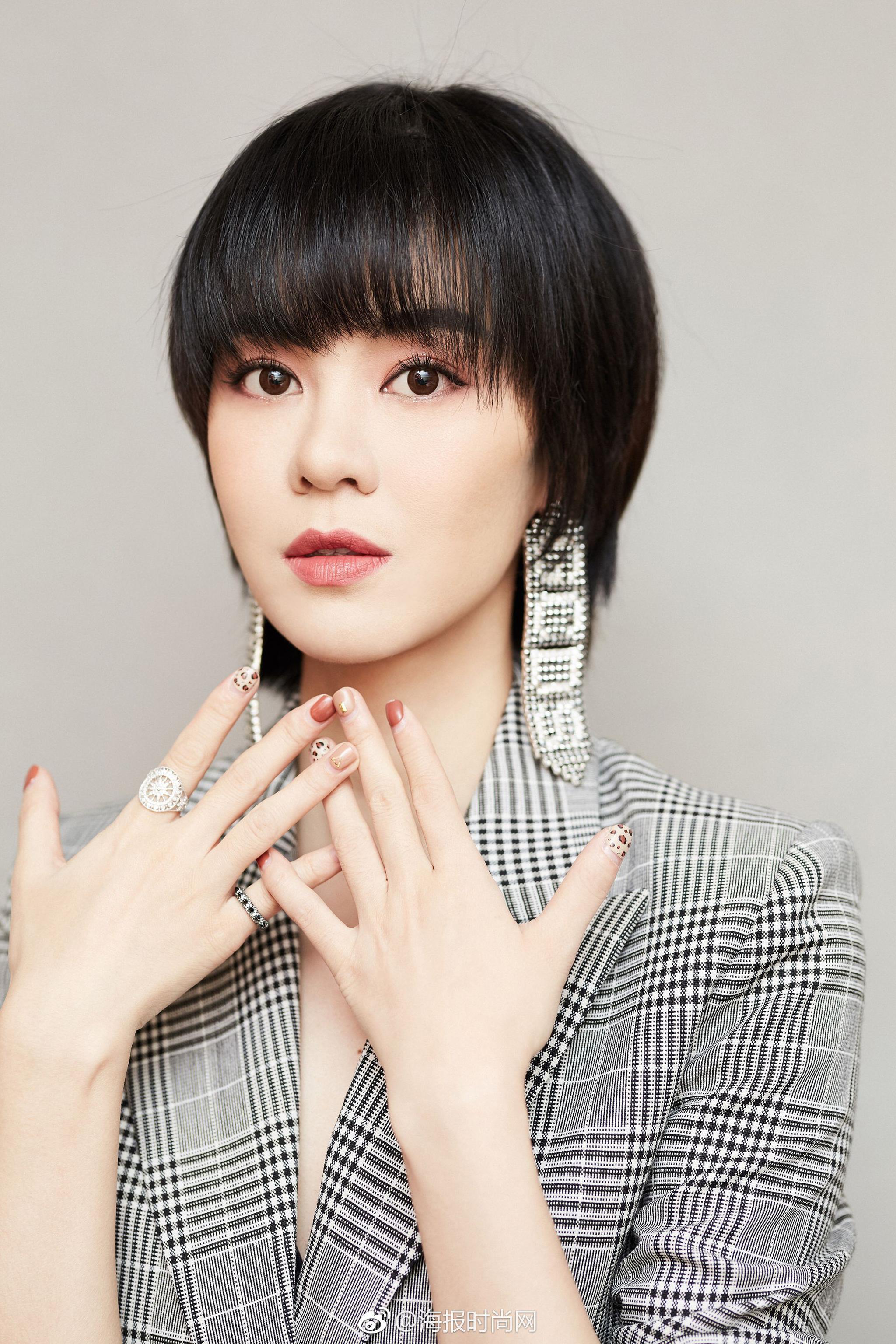 实力女声@郁可唯 身着roland mouret格纹西装搭配stuart weitzman宝蓝