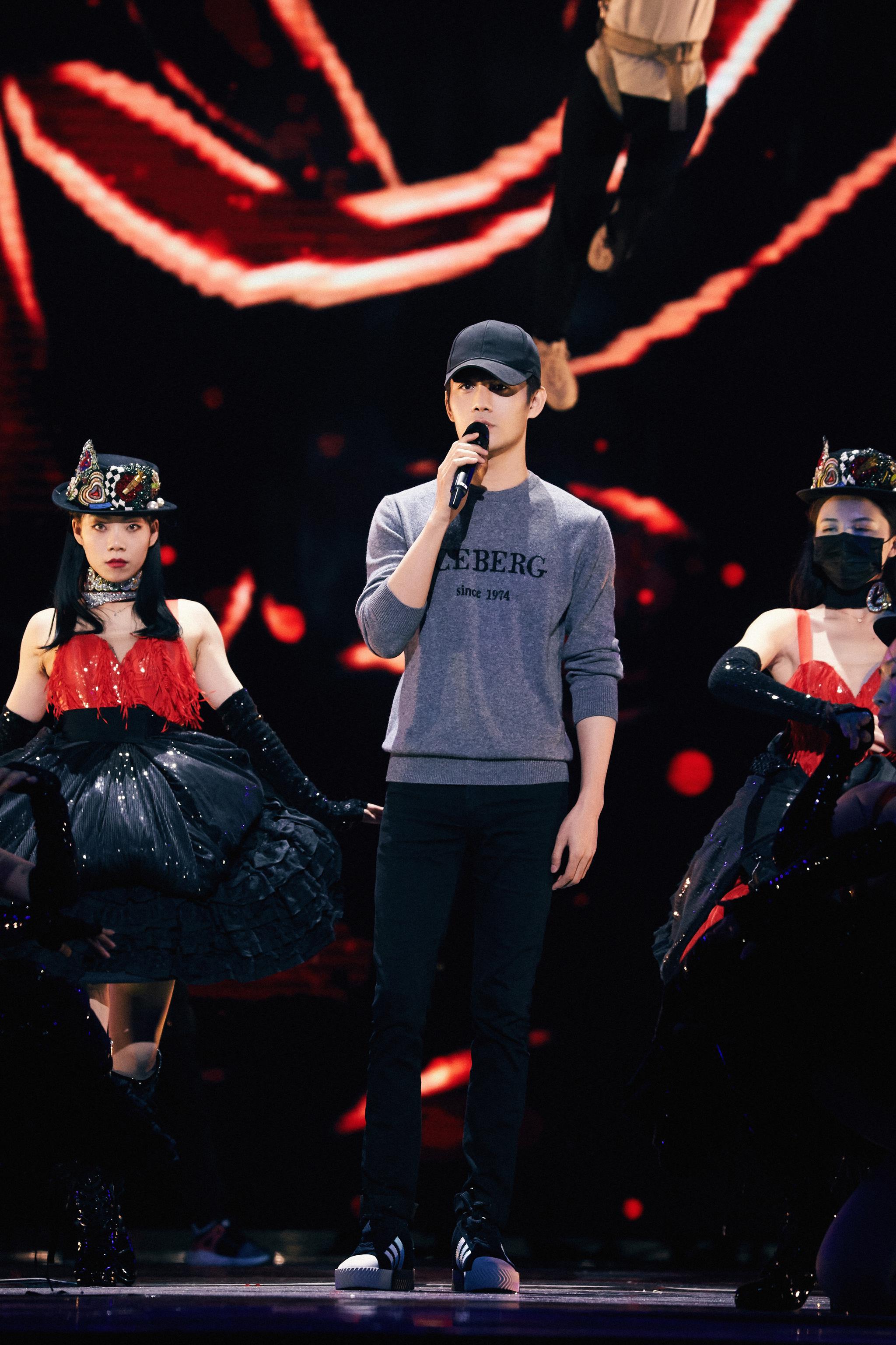 王凯东方跨年演唱会彩排图～超级认真彩排的歌手凯,明晚不见不散啊