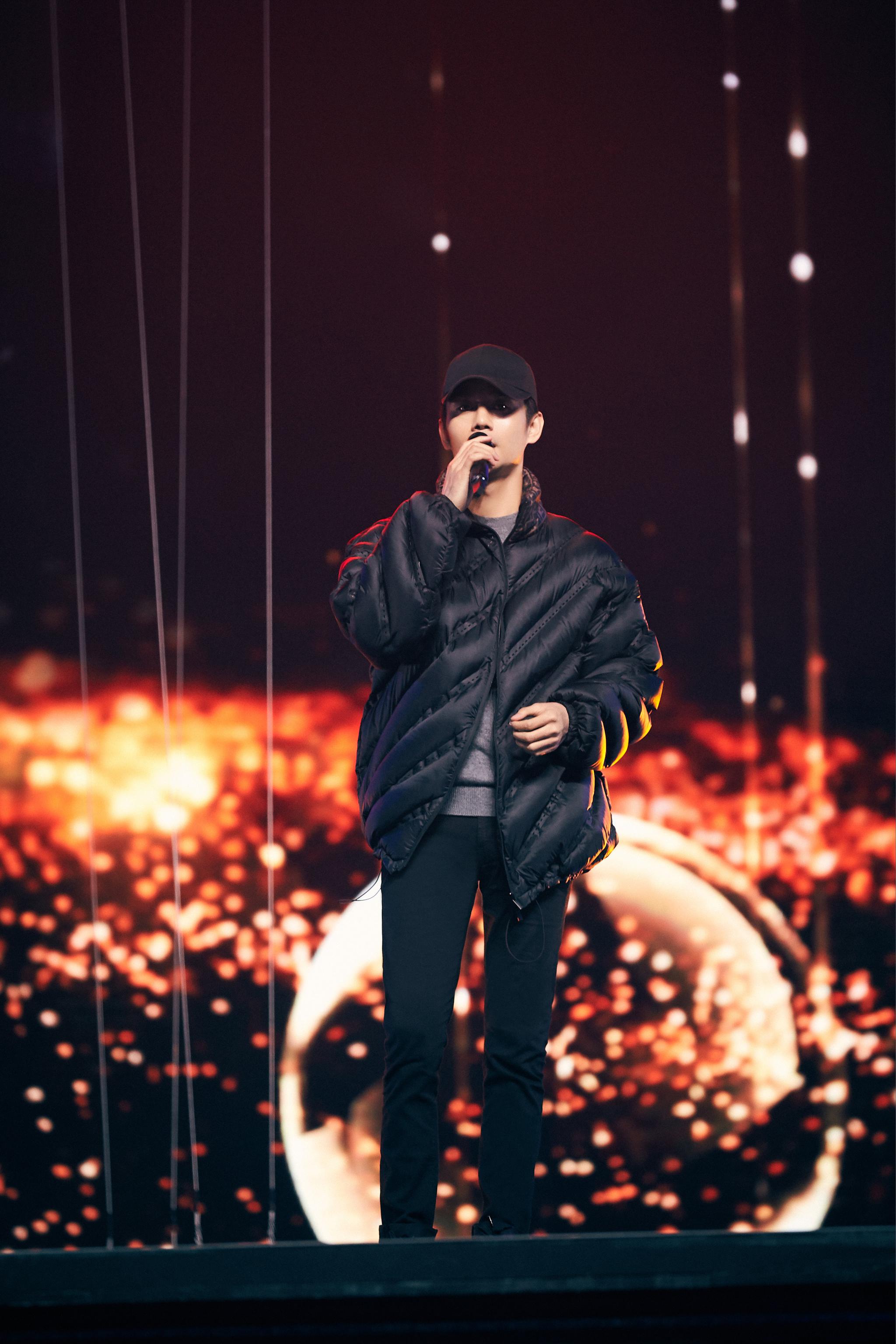 王凯东方跨年演唱会彩排图～超级认真彩排的歌手凯,明晚不见不散啊