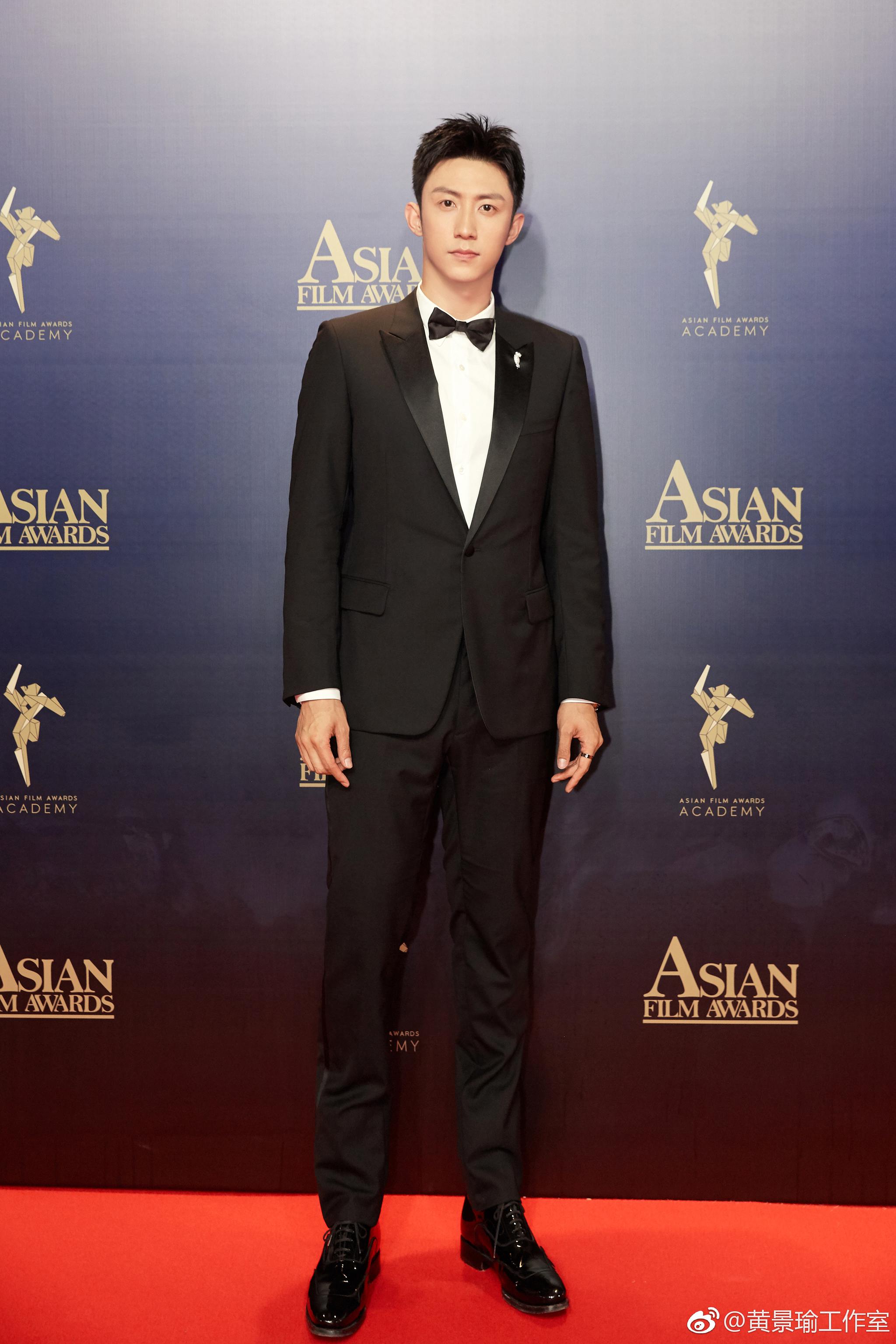 最佳新人奖johnny黄景瑜深色西装下彰显沉稳高贵影人齐聚