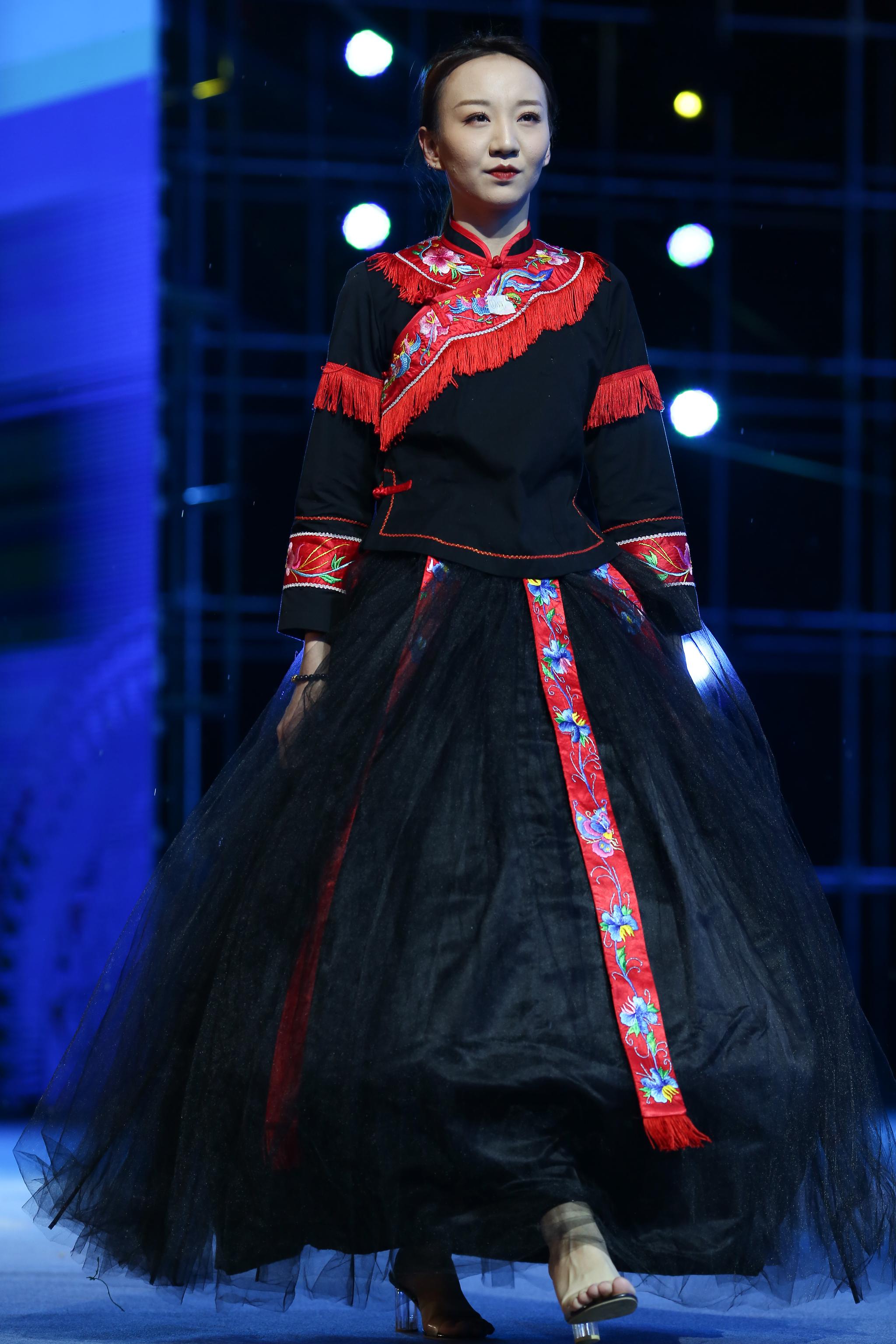 新疆民族服饰颜色讲究 少数民族服饰穿搭指南