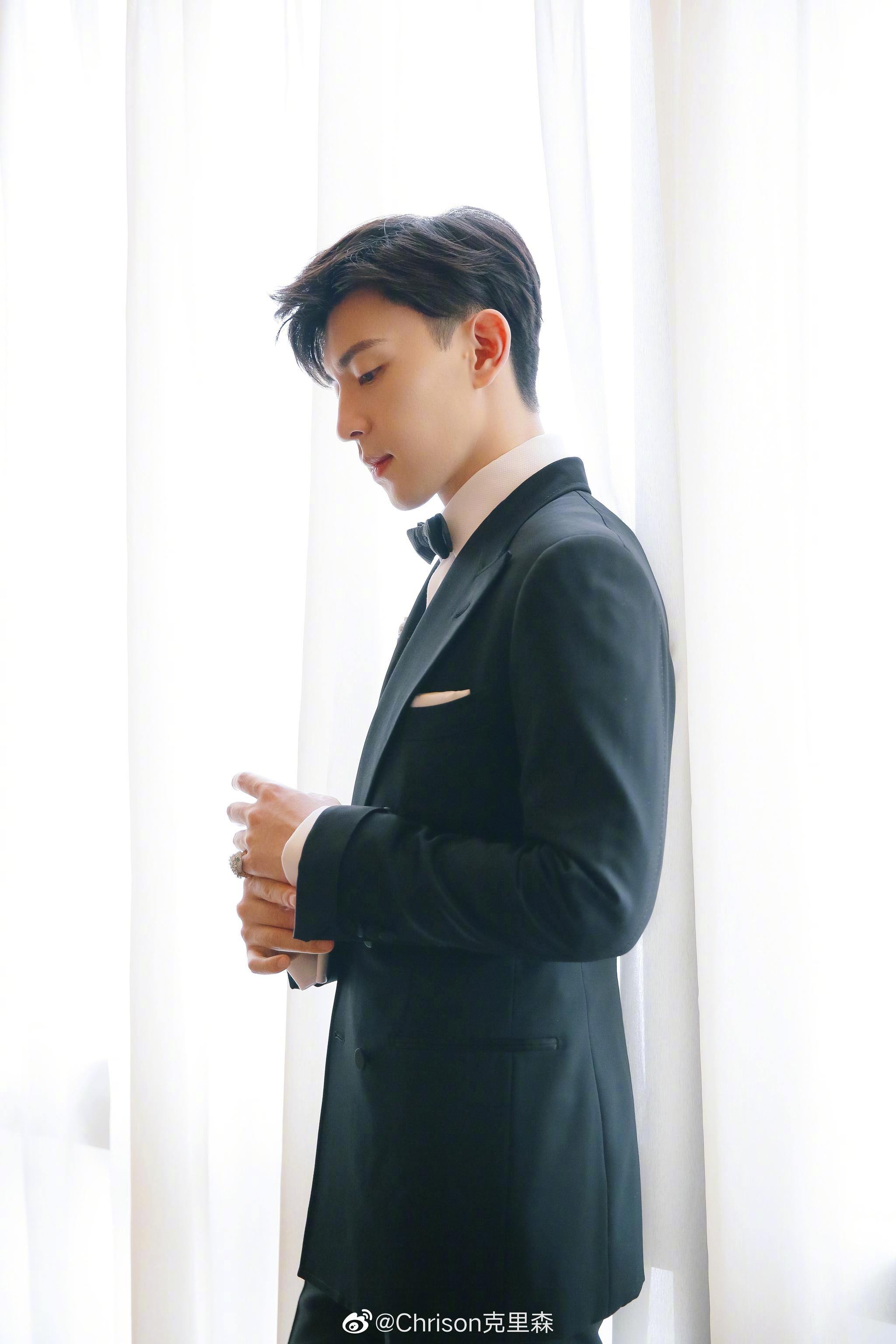 今天亮相宝格丽成都活动的邓伦,黑色经典正装礼服加领结