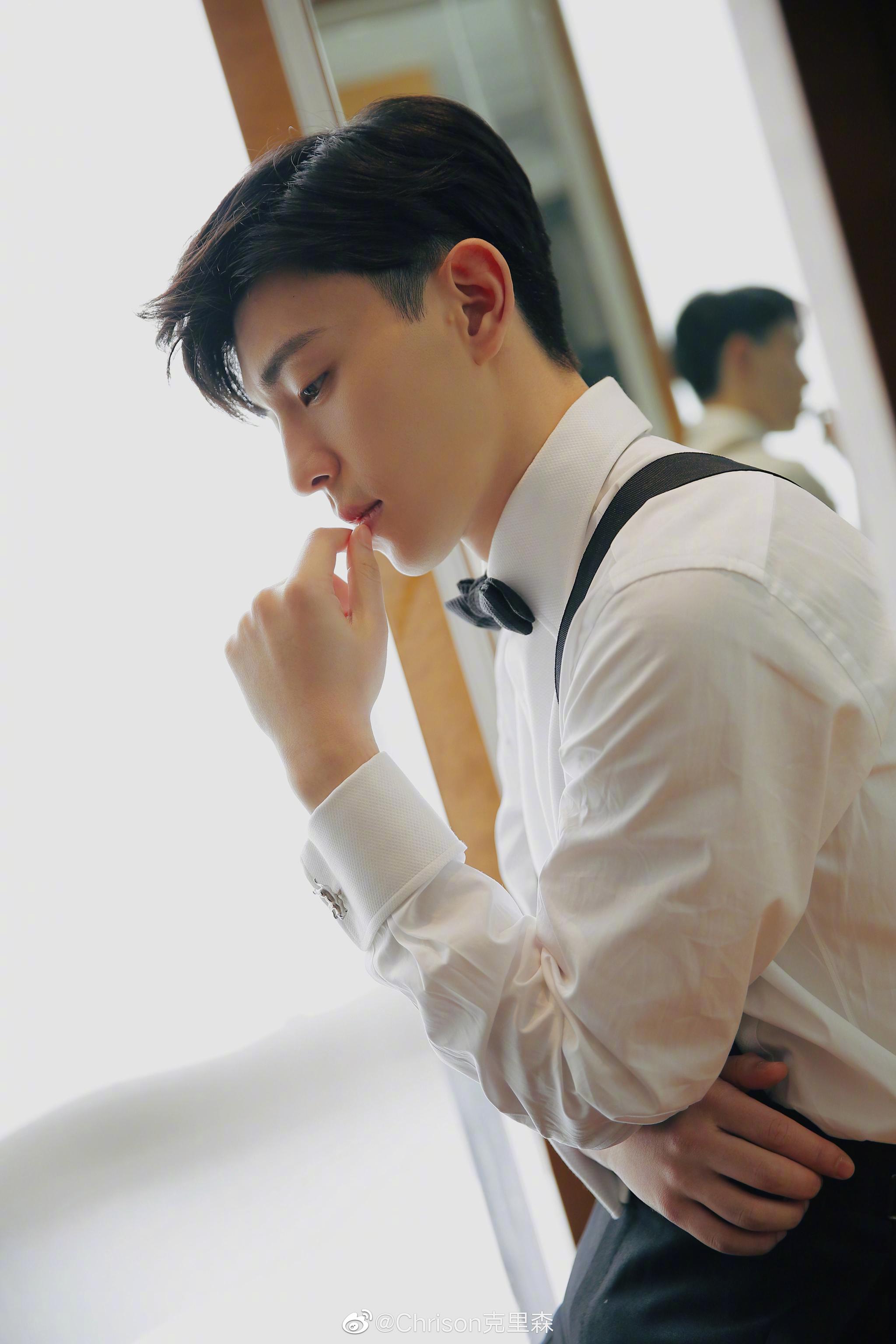 今天亮相宝格丽成都活动的邓伦,黑色经典正装礼服加领结