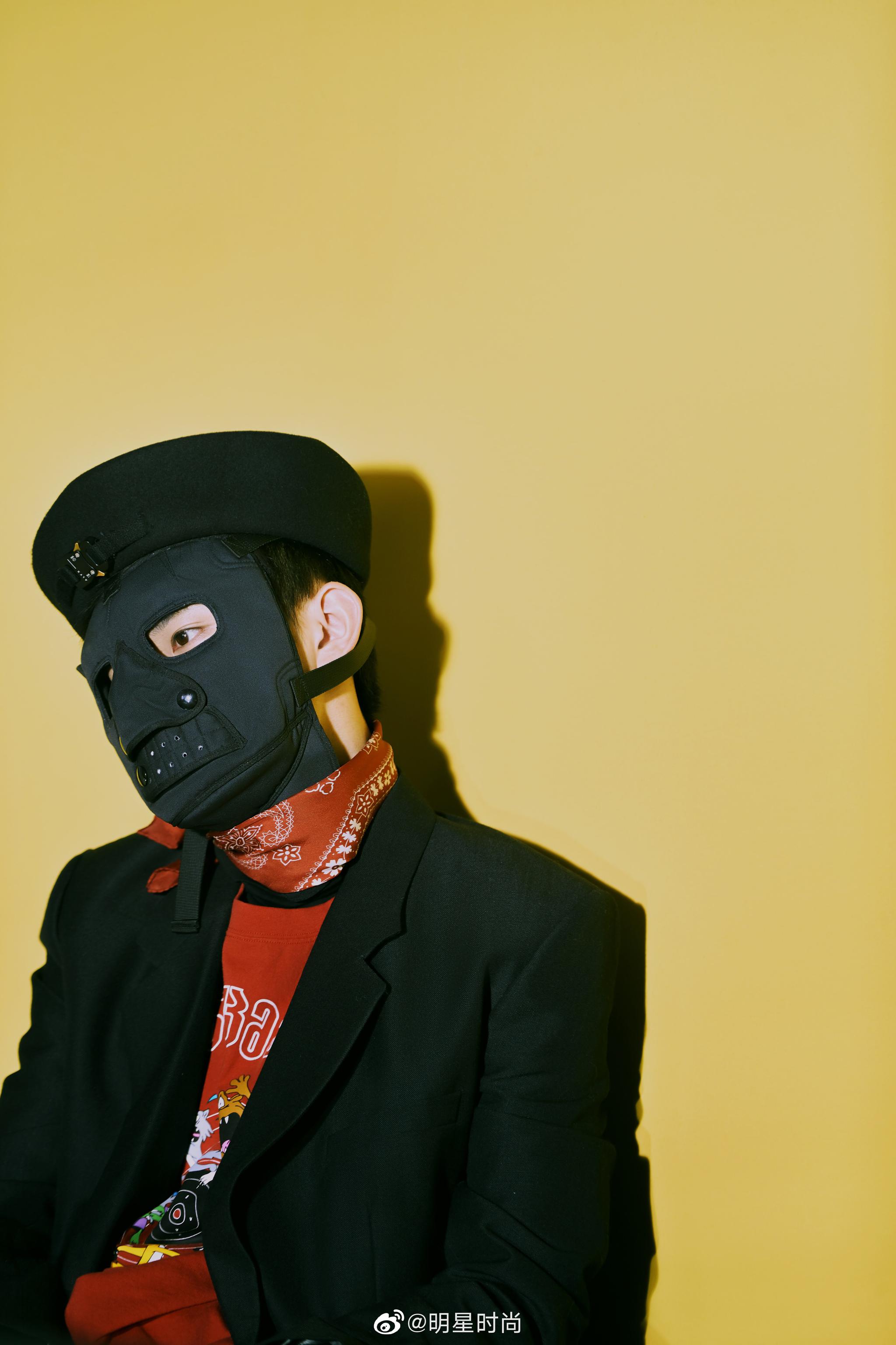 易烊千玺时尚大片来袭,斑斓色彩勾勒少年线条,灵动自如,随性不羁