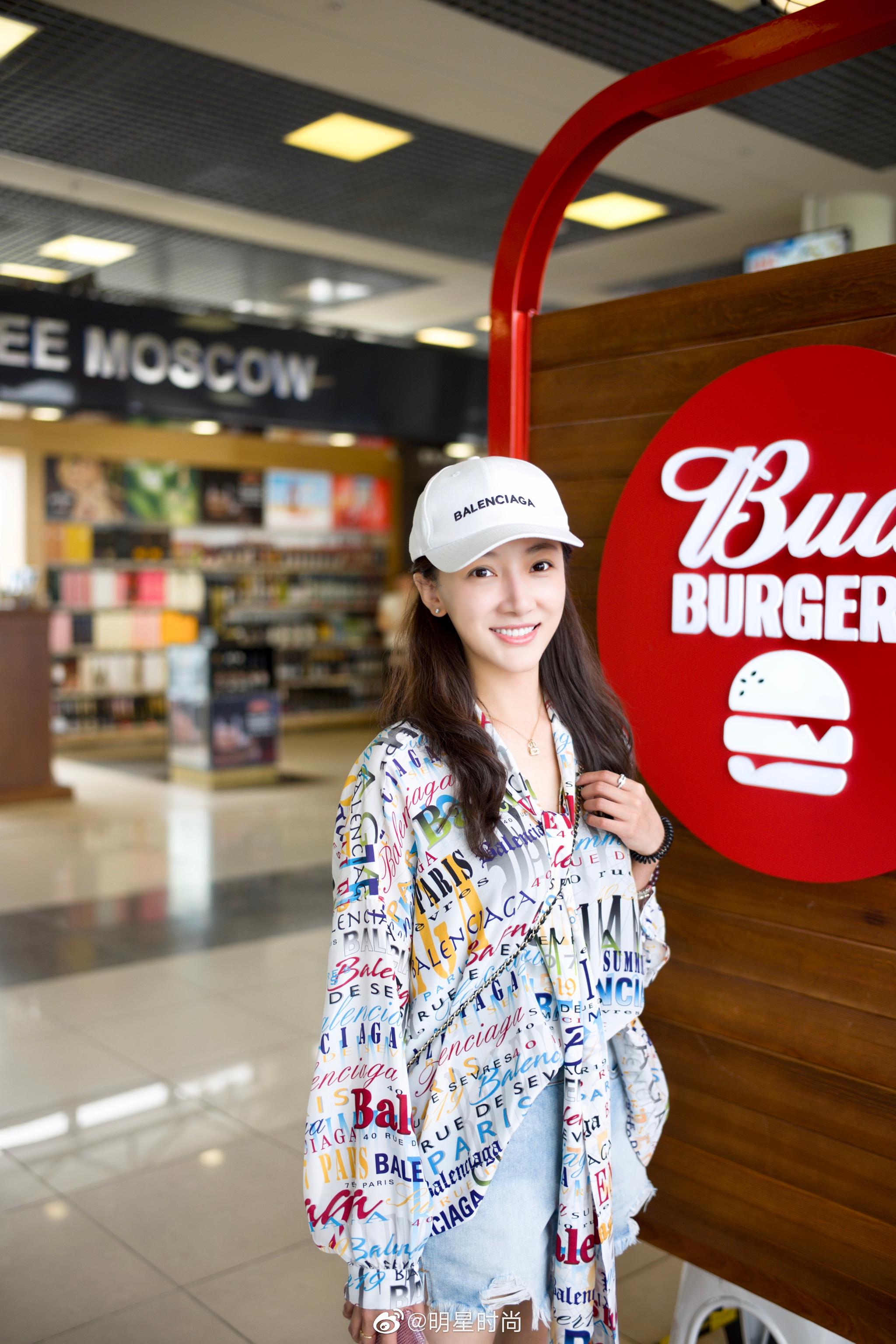 演员@吴茉彤 今日机场照新鲜出炉!身着balenciaga印花长袖