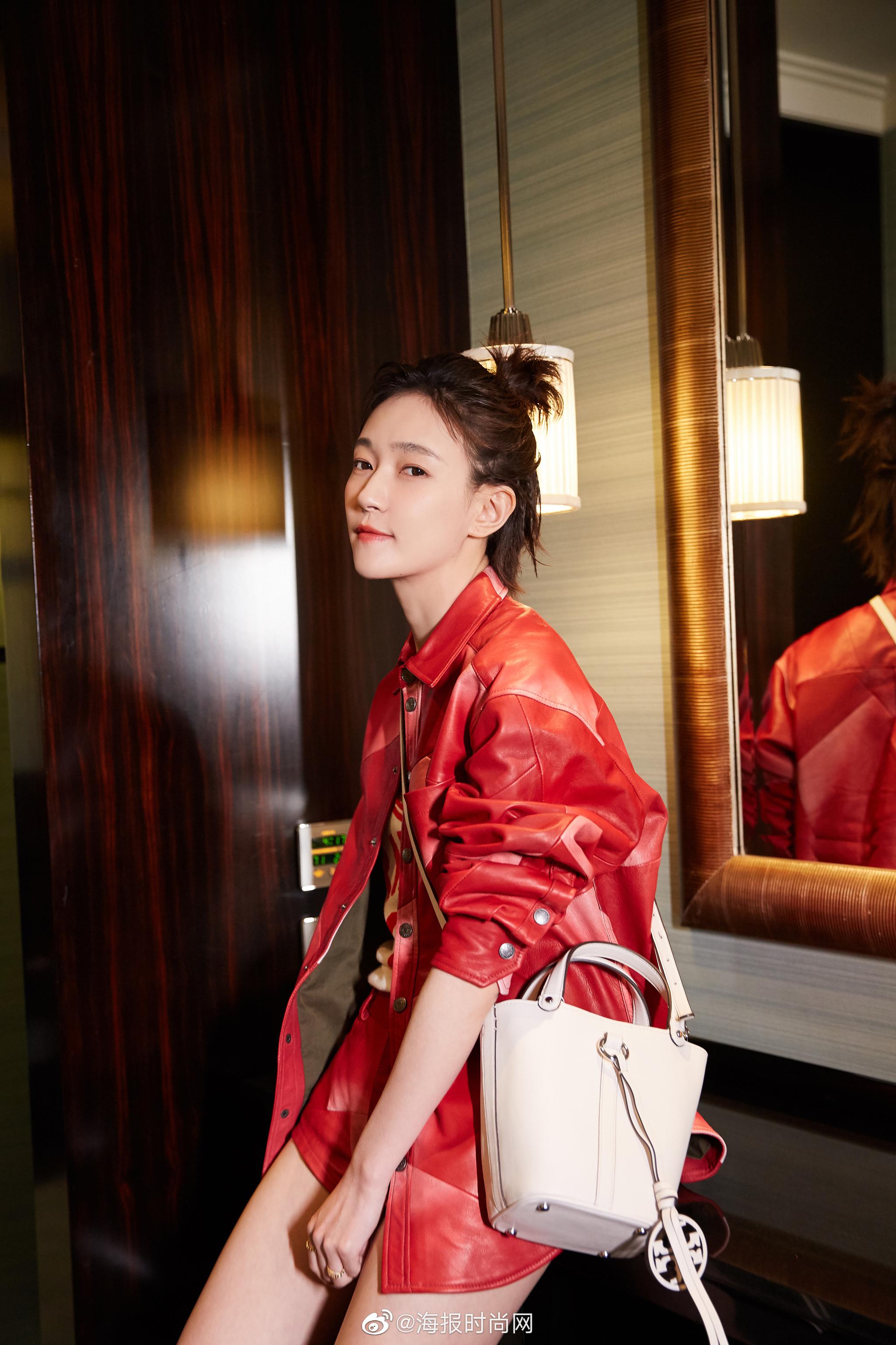 日前焦俊艳晒出最新私照身穿红色皮革套装