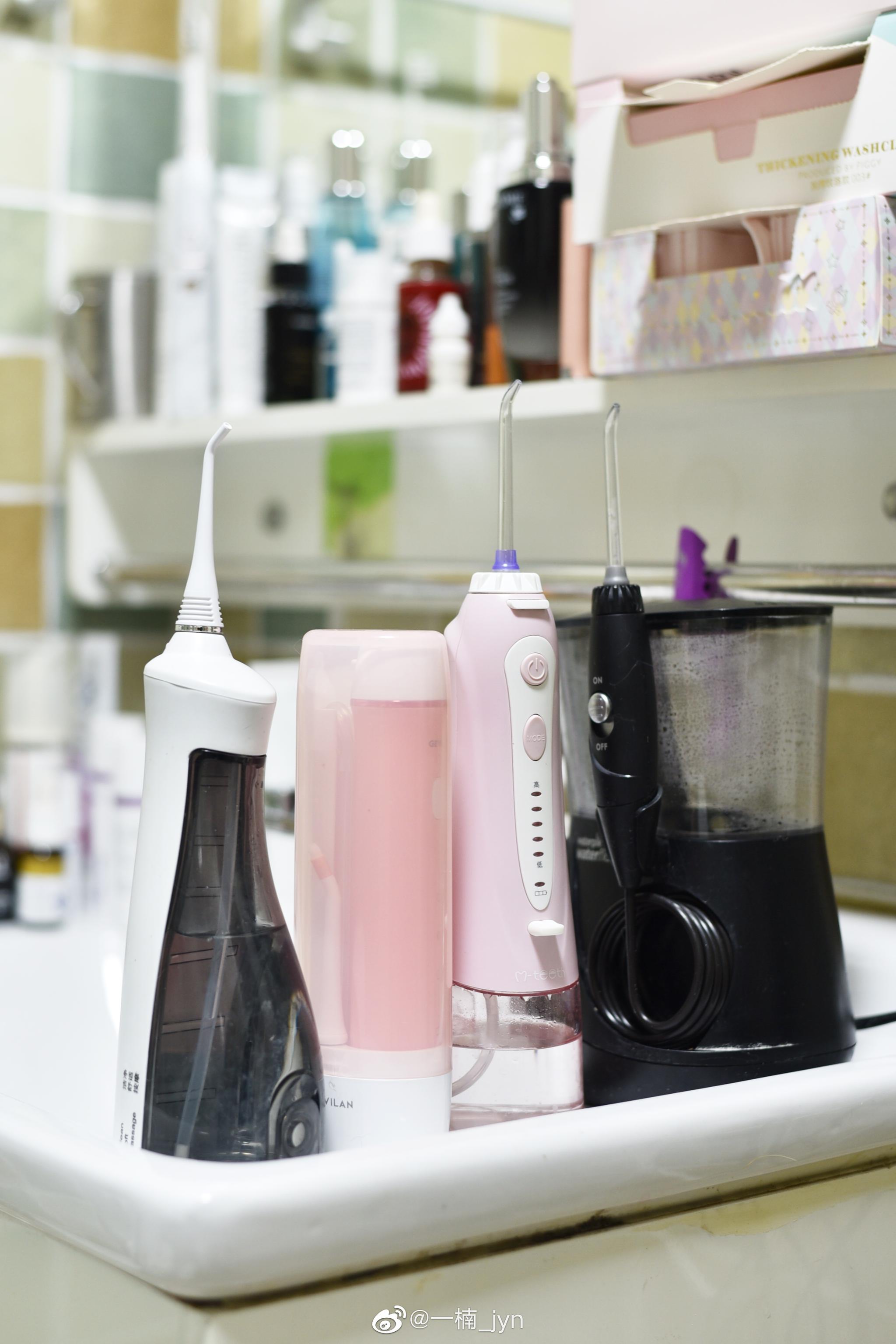 对比一下4款冲牙器其中3款是充电便携式水牙线