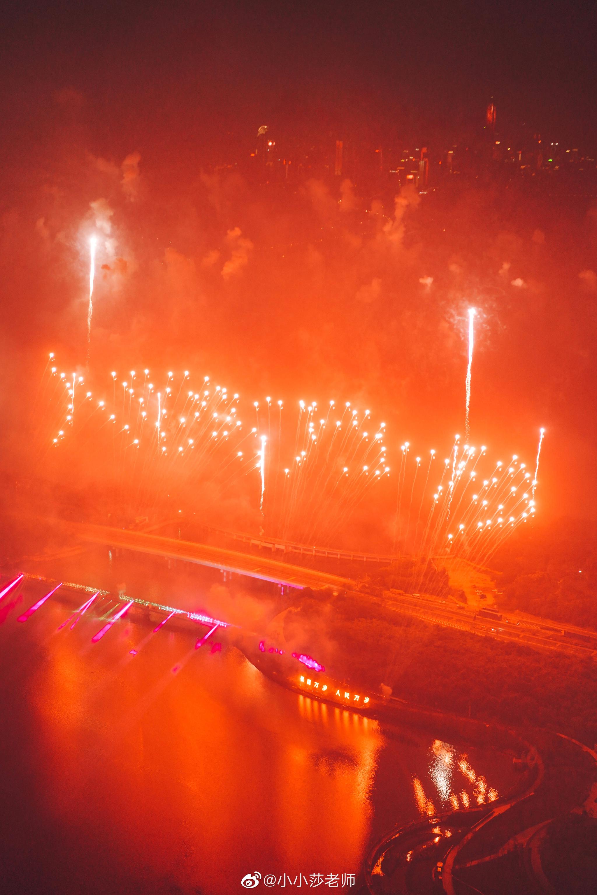 在高空中看完了深圳烟花表演大家一边发出阵阵惊叹结束的时候都忍不