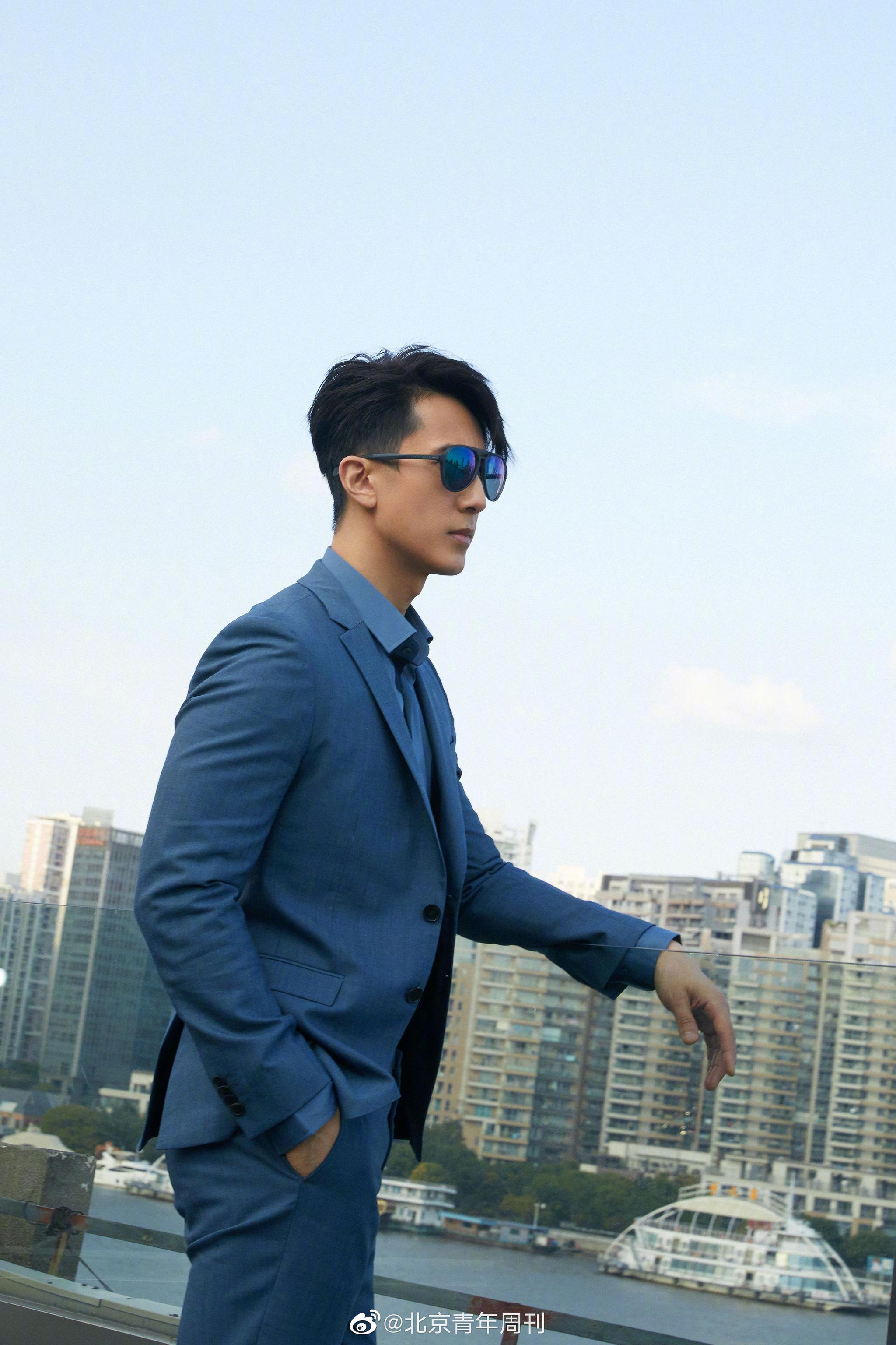 今日@吴尊 亮相上海,一身海军蓝西装,俊朗有型