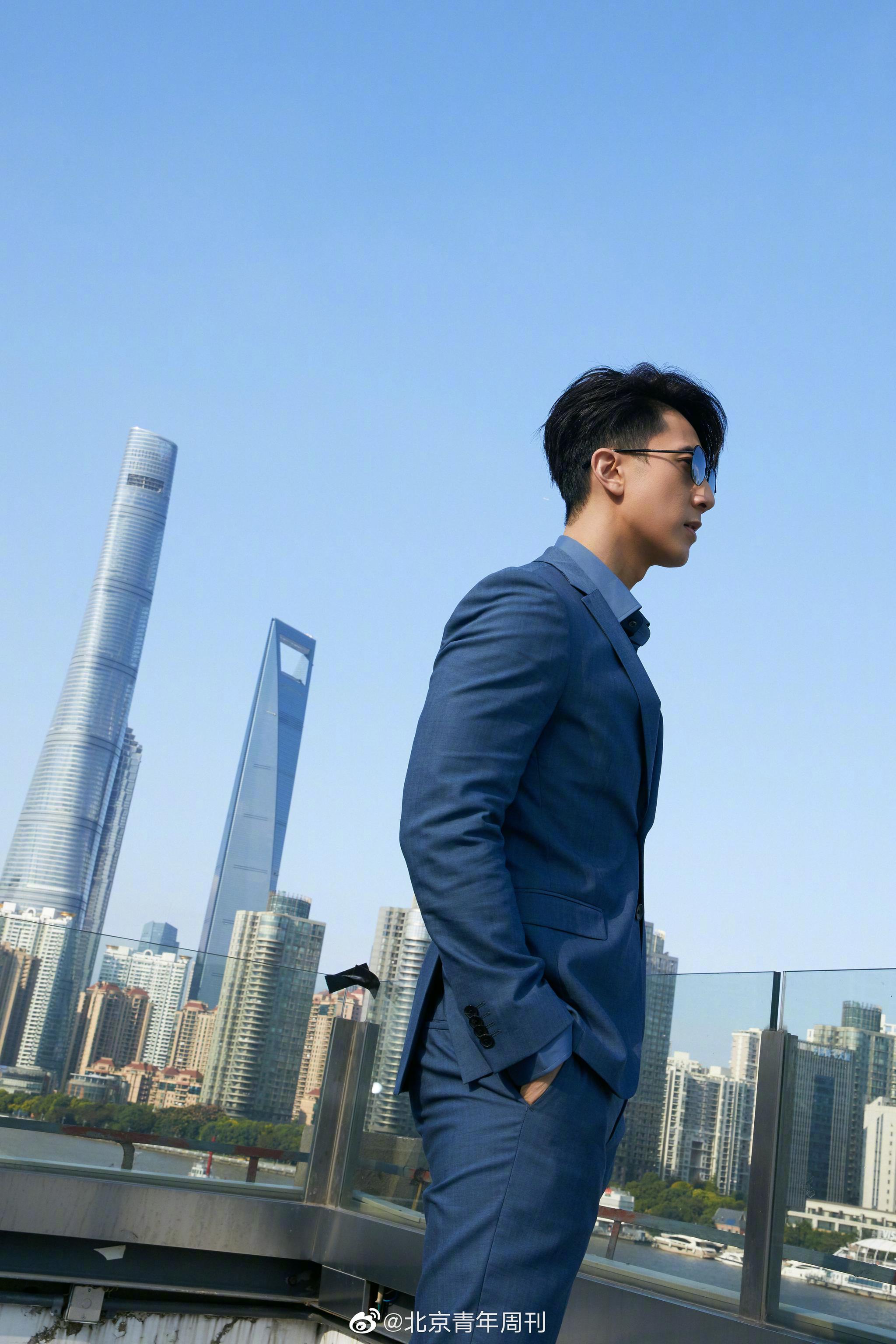 今日吴尊亮相上海一身海军蓝西装俊朗有型