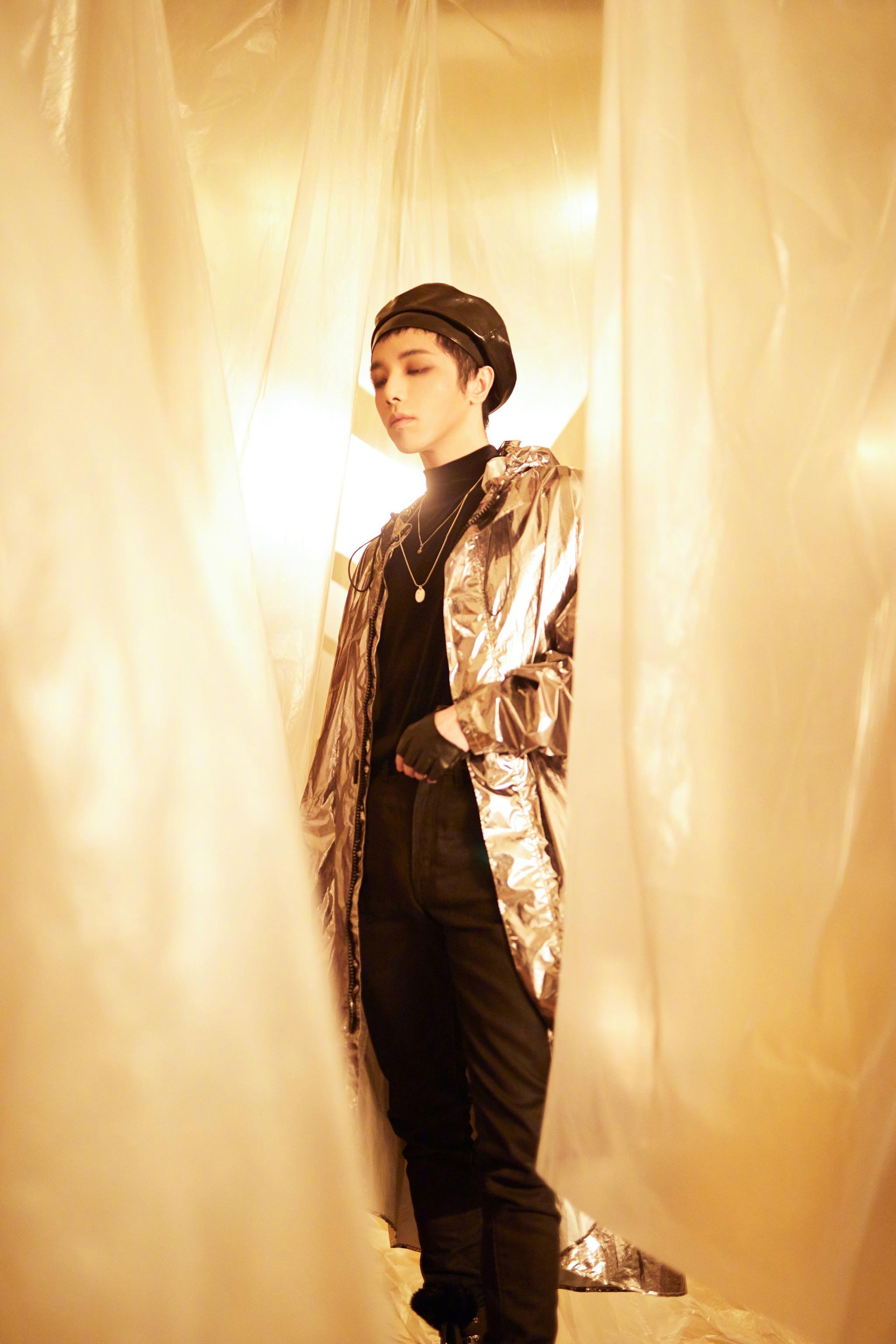 华晨宇双十一晚会造型,锡箔纸银色风衣配黑色皮质贝雷帽