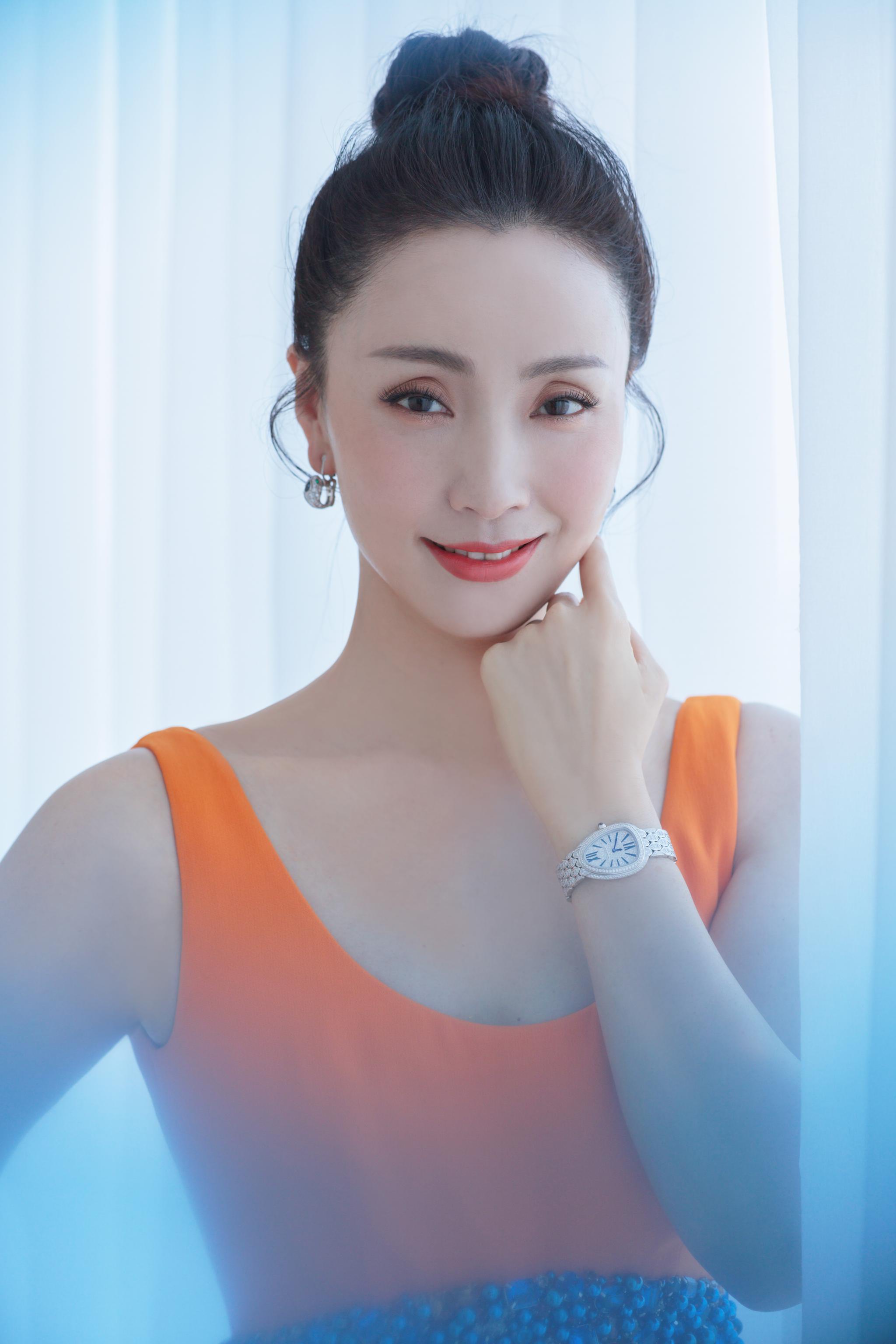 小陶虹 身着prada 橙色细节饰水晶礼服出席第32届中国电影金鸡奖颁奖